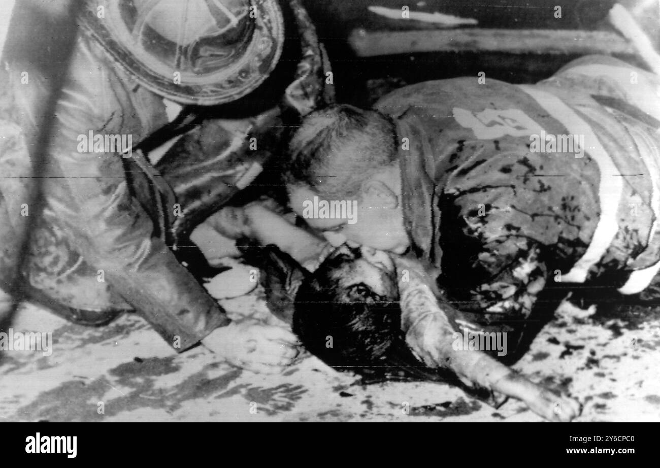 FEUX DE RESPIRATION ARTIFICIELLE À UN ENFANT À BOSTON PAR BERNARD WOOD ; 5 NOVEMBRE 1963 Banque D'Images