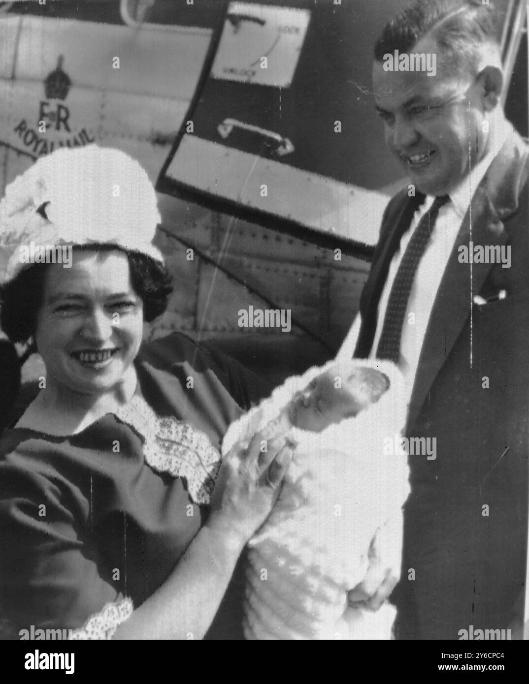 MEDICAL THE MCLEOD'S DONT LE FILS A EU UNE TRANSFUSION SANGUINE PR'ETALE 'A WELLINGTON, NOUVELLE-ZÉLANDE ; 6 NOVEMBRE 1963 Banque D'Images MEDICAL THE MCLEOD'S DONT LE FILS A EU UNE TRANSFUSION SANGUINE PR'ETALE 'A WELLINGTON, NOUVELLE-ZÉLANDE ; 6 NOVEMBRE 1963 Banque D'Images
