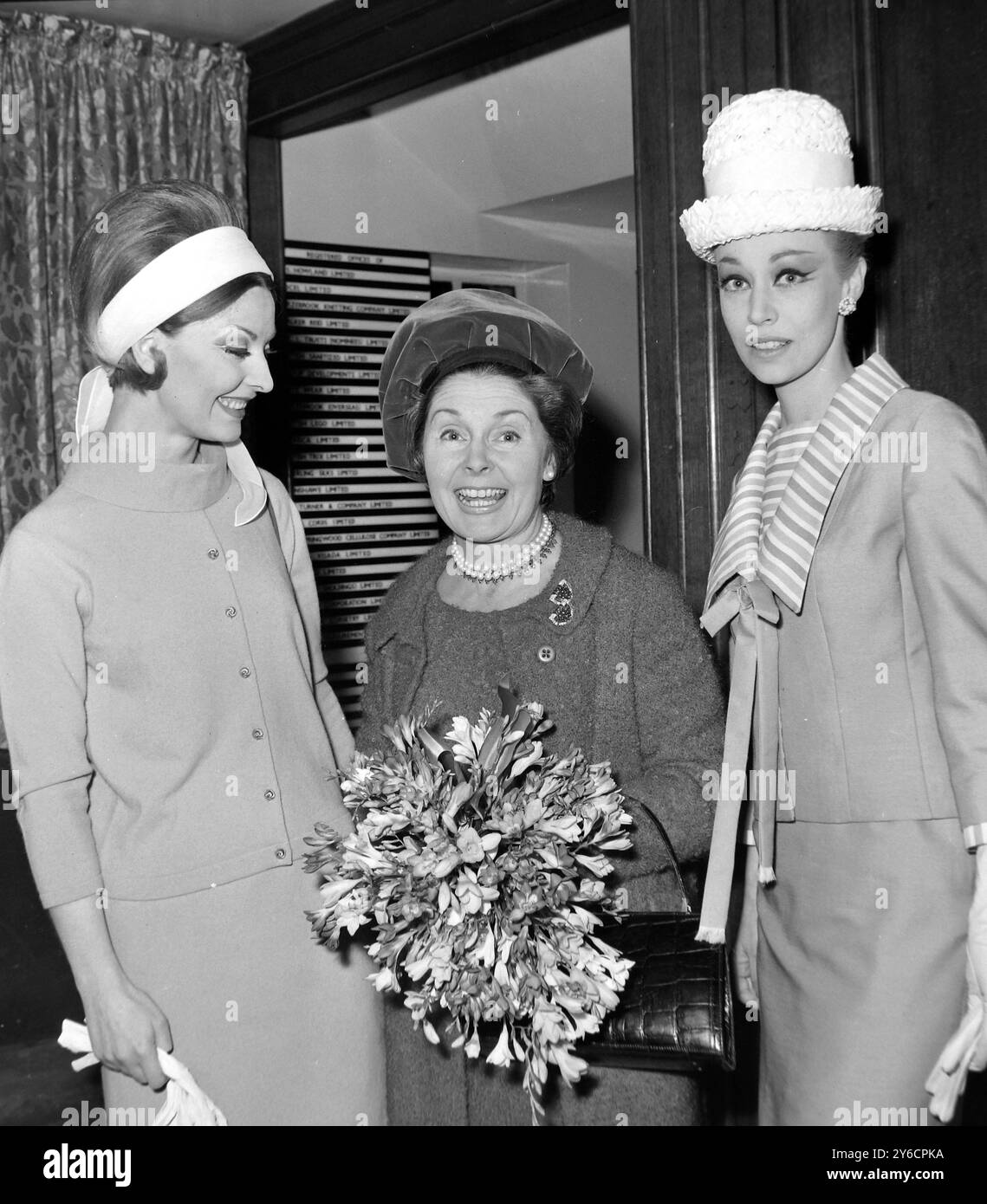 DÉFILÉS LONDON WEEK - MADDY HOBBS, KAY HUTTON AVEC LA FEMME DE REGINALD MAUDLING À LONDRES ; 4 NOVEMBRE 1963 Banque D'Images