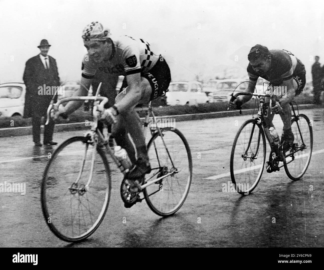 CYCLISME BARACCHI TOUR EN ACTION À MILAN AVEC LA TROISIÈME PLACE - FERDINAD BRACKE ET CLAUDE BOUCQUET / ; 4 NOVEMBRE 1963 Banque D'Images