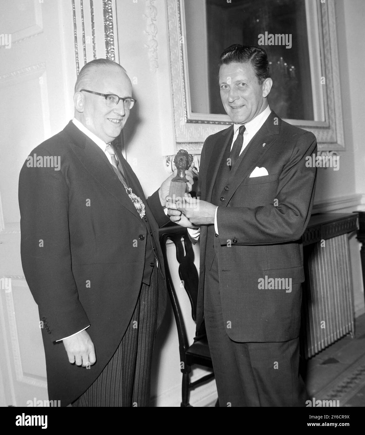 GOUVERNEUR KERNER AVEC LE LORD MAIRE DE LONDRES RALPH PERRING / ; 31 OCTOBRE 1963 Banque D'Images