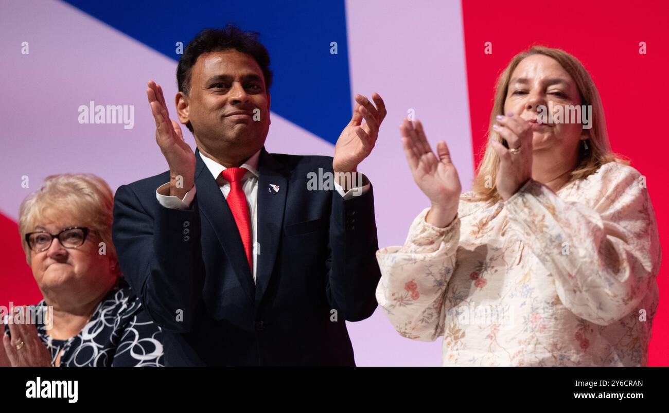 Liverpool, Royaume-Uni. 25 septembre 2024. Les membres de la table de conférence écoutent et applaudissent Wes Streeting Secrétaire d'État à la santé et aux soins sociaux Liverpool Picture : Garyroberts/worldwidefeatures.com crédit : GaryRobertsphotography/Alamy Live News Banque D'Images