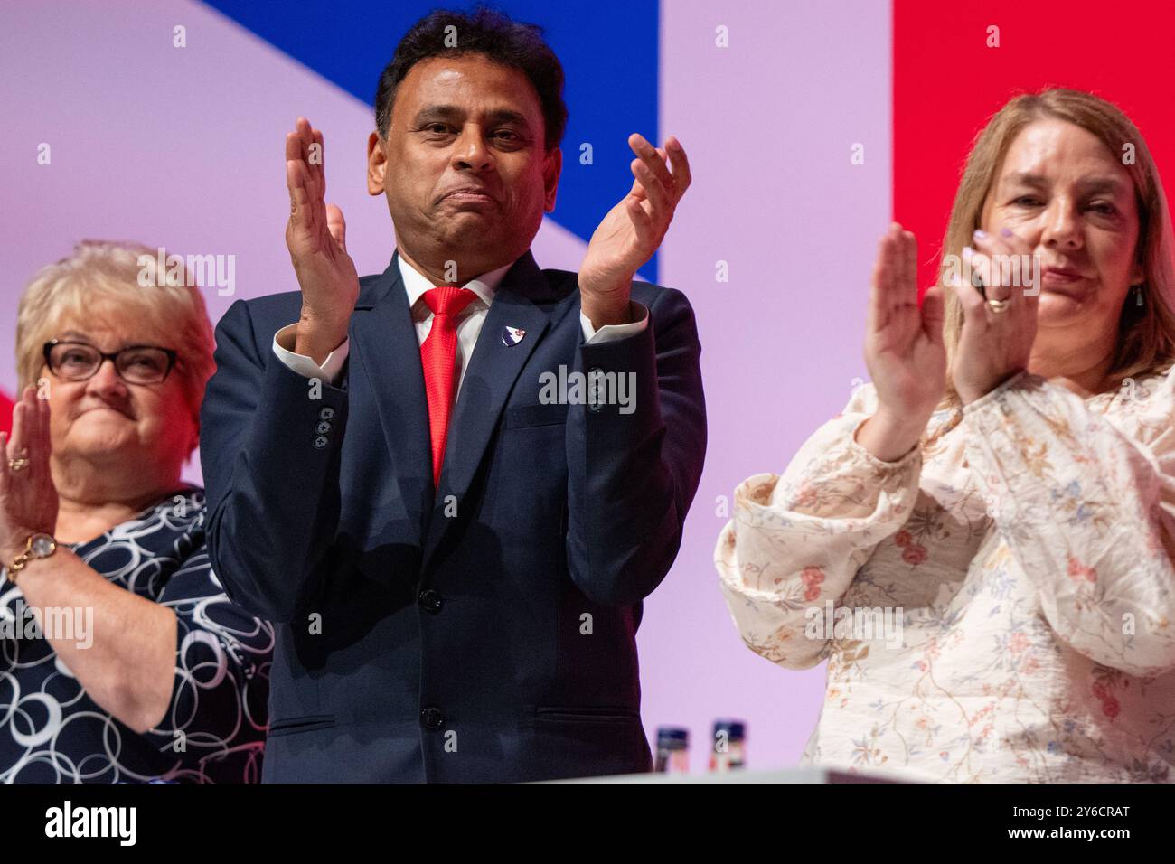 Liverpool, Royaume-Uni. 25 septembre 2024. Les membres de la table de conférence écoutent et applaudissent Wes Streeting Secrétaire d'État à la santé et aux soins sociaux Liverpool Picture : Garyroberts/worldwidefeatures.com crédit : GaryRobertsphotography/Alamy Live News Banque D'Images