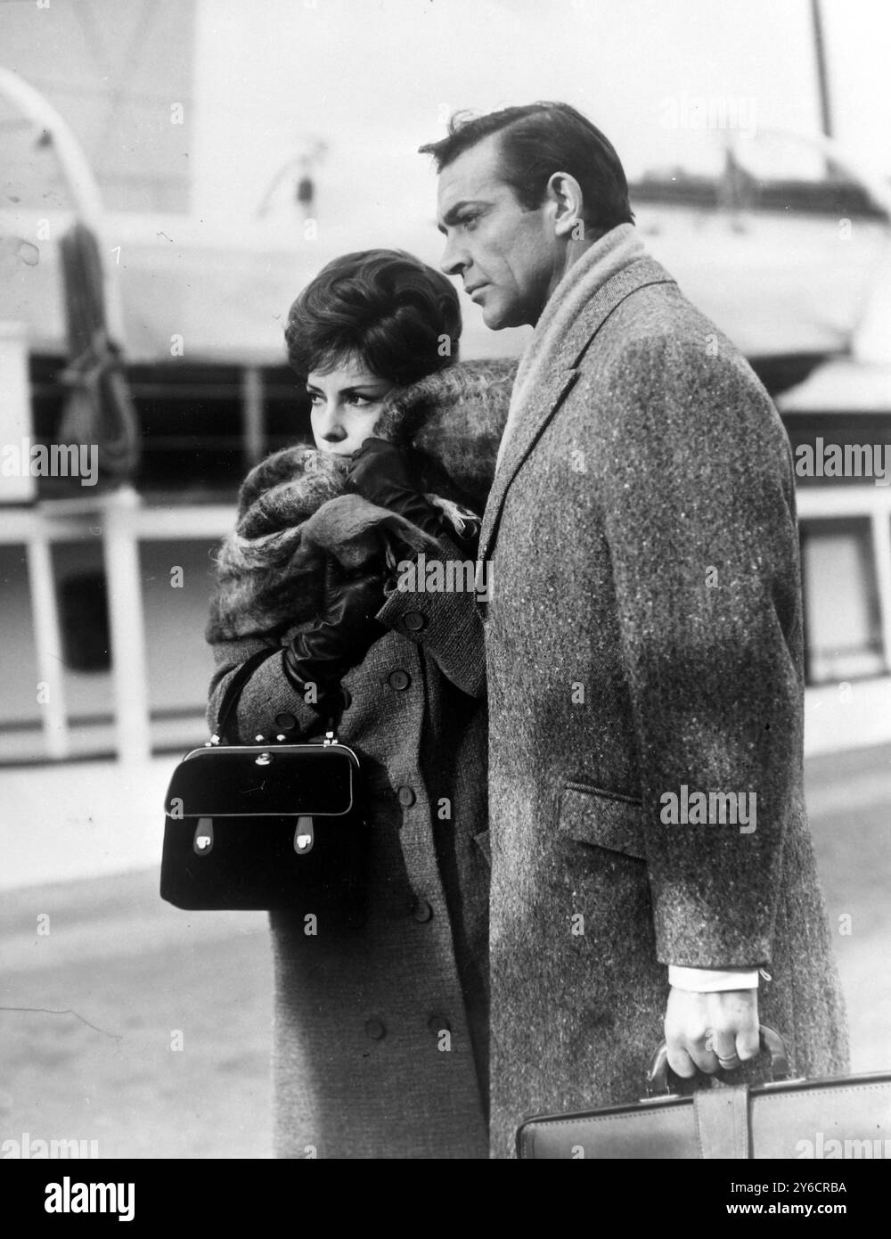 GINA LOLLOBRIGIDA FILMANT FEMME DE PAILLE À POOLE AVEC SEAN CONNERY / ; 29 OCTOBRE 1963 Banque D'Images