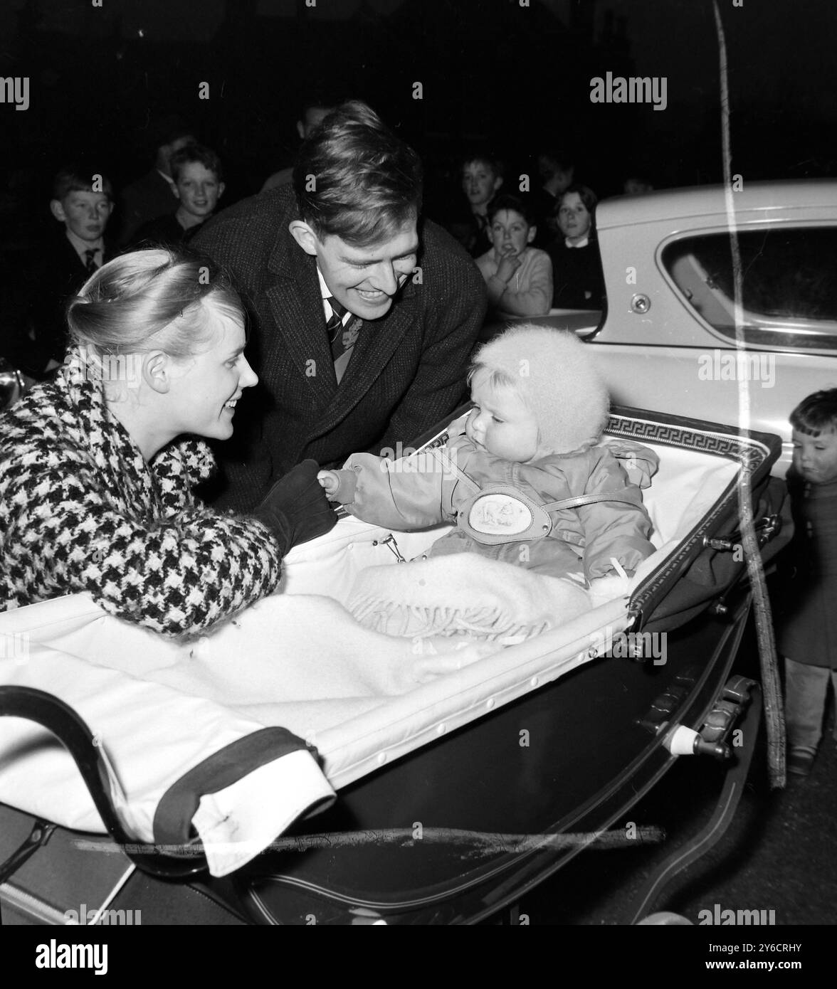 HOMME POLITIQUE ÉCOSSAIS ANDREW FORRESTER AVEC UN ENFANT DOUGLAS MORRISON EN ÉCOSSE / ; 29 OCTOBRE 1963 Banque D'Images