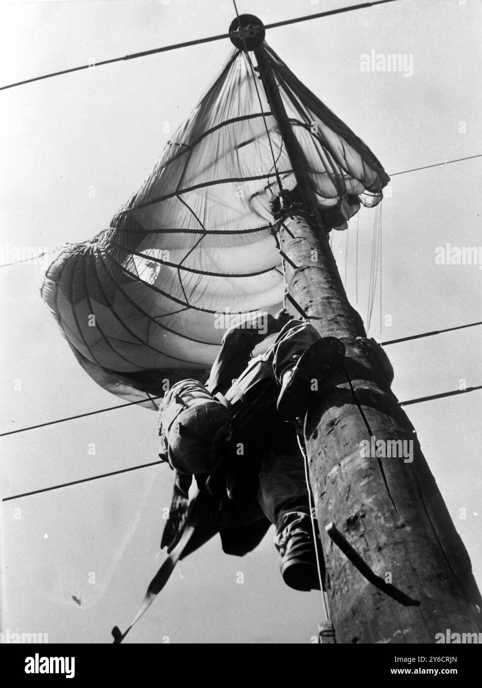 PARACHUTISTE DE L'ARMÉE AMÉRICAINE COINCÉ SUR UN POTEAU TÉLÉPHONIQUE À TAINAN ; 28 OCTOBRE 1963 Banque D'Images