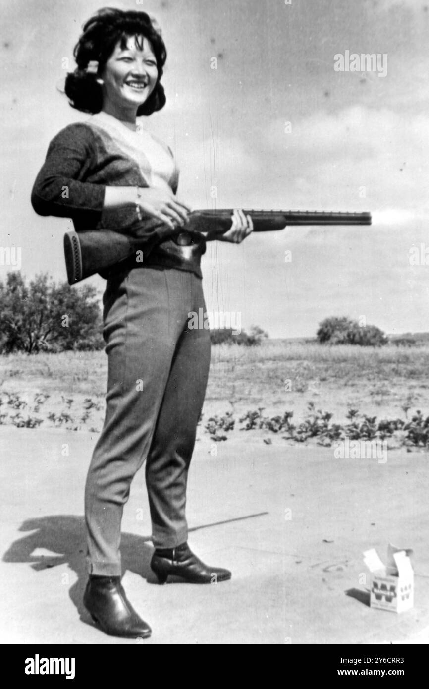 ONG SUD-VIETNAMIENNE DINH LE THUY AVEC ARME À FEU AU TEXAS ; 26 OCTOBRE 1963 Banque D'Images