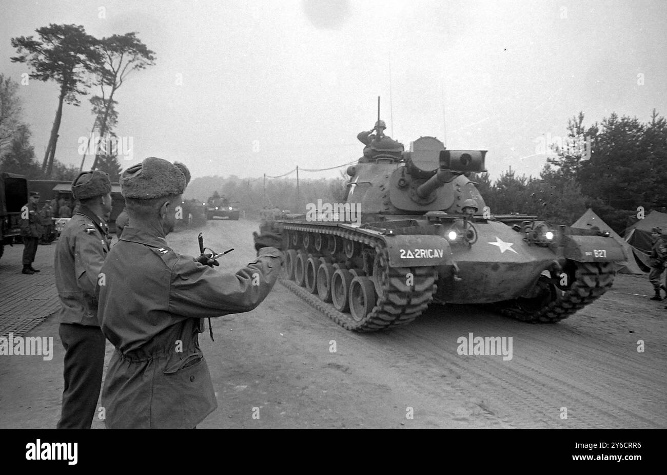 MAJOR GÉNÉRAL EDWIN BURBA AVEC LA SECTION DE L'ARMÉE AMÉRICAINE DES CHARS BLINDÉS DE LA 2E DIVISION À LANDSTUHL, ALLEMAGNE DE L'OUEST / ; 26 OCTOBRE 1963 Banque D'Images