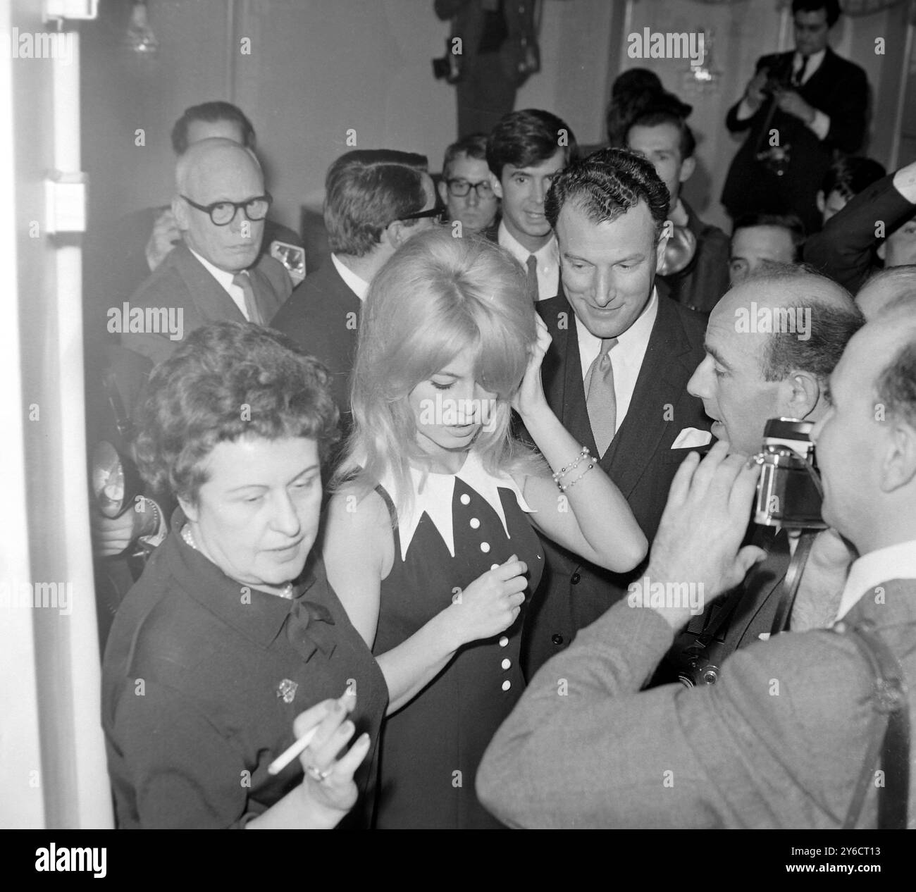 L'ACTRICE ET CHANTEUSE FRANÇAISE BRIGITTE BARDOT À L'AÉROPORT DE LONDRES / ; 23 OCTOBRE 1963 Banque D'Images