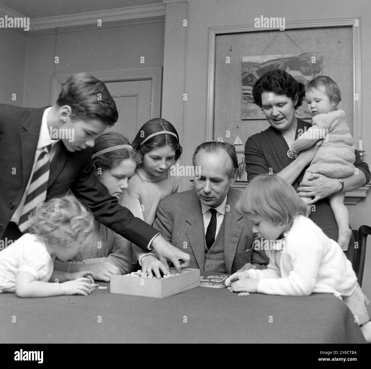 ANDREW FIELDING HUXLEY, LAURÉAT DU PRIX NOBEL, AVEC SA FAMILLE À CAMBRIDGE / ; 20 OCTOBRE 1963 Banque D'Images