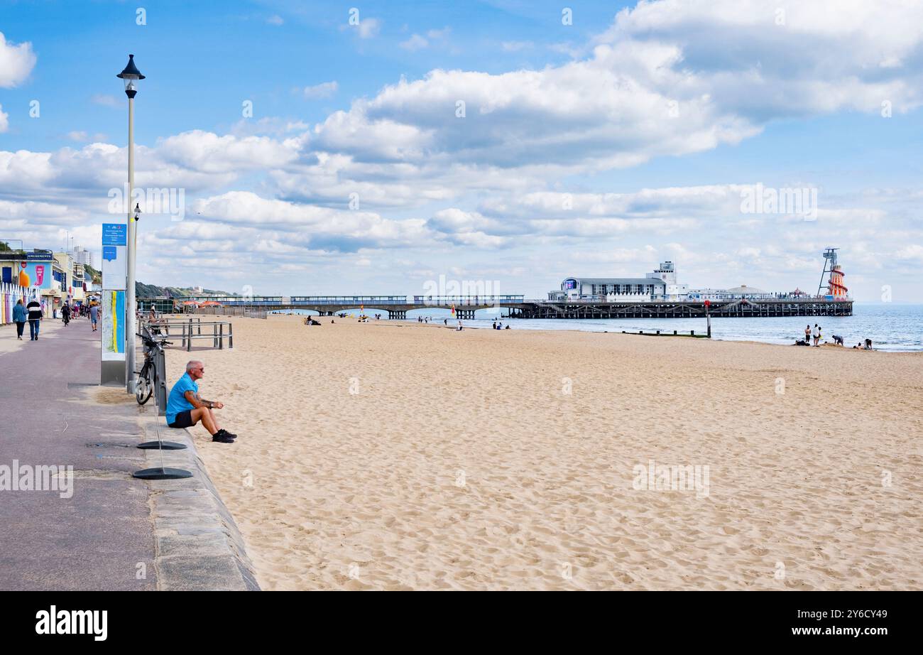 La jetée du 19ème siècle à Bournemouth, Dorset, Angleterre avec les plages de sable environnantes. Banque D'Images