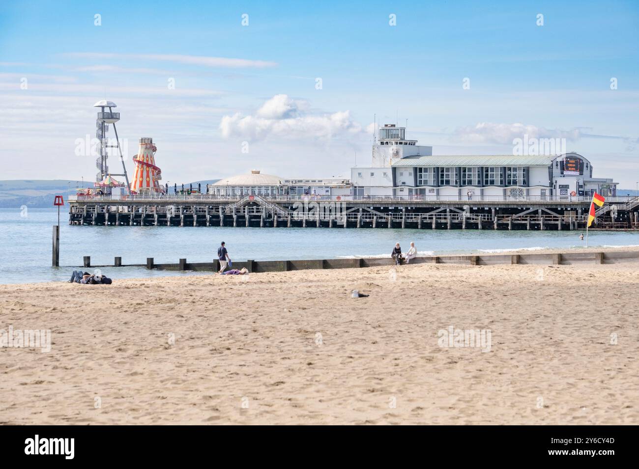 La jetée du 19ème siècle à Bournemouth, Dorset, Angleterre avec les plages de sable environnantes. Banque D'Images