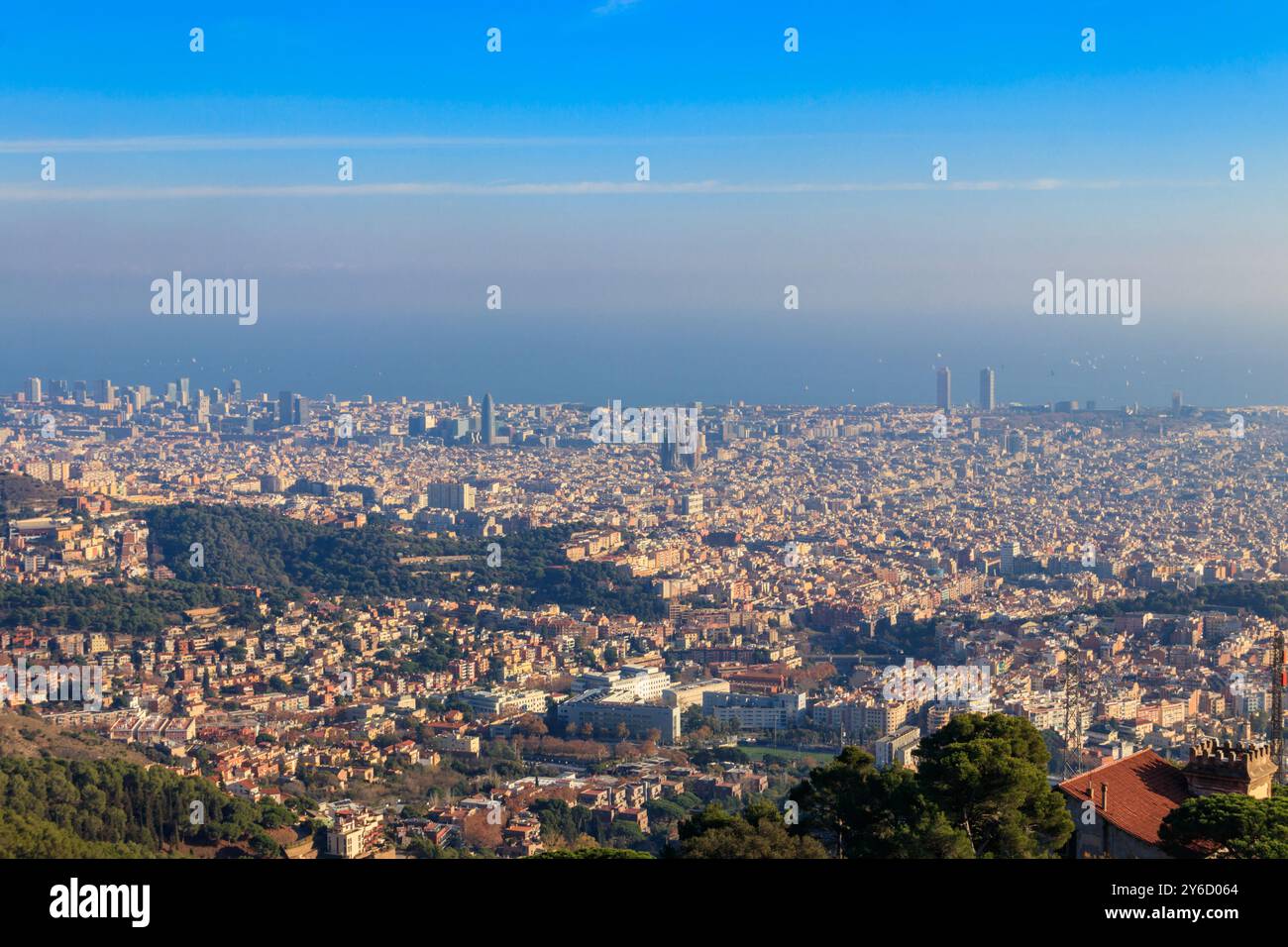 Horizon de Barcelone depuis la montagne Tibidabo, Espagne Banque D'Images
