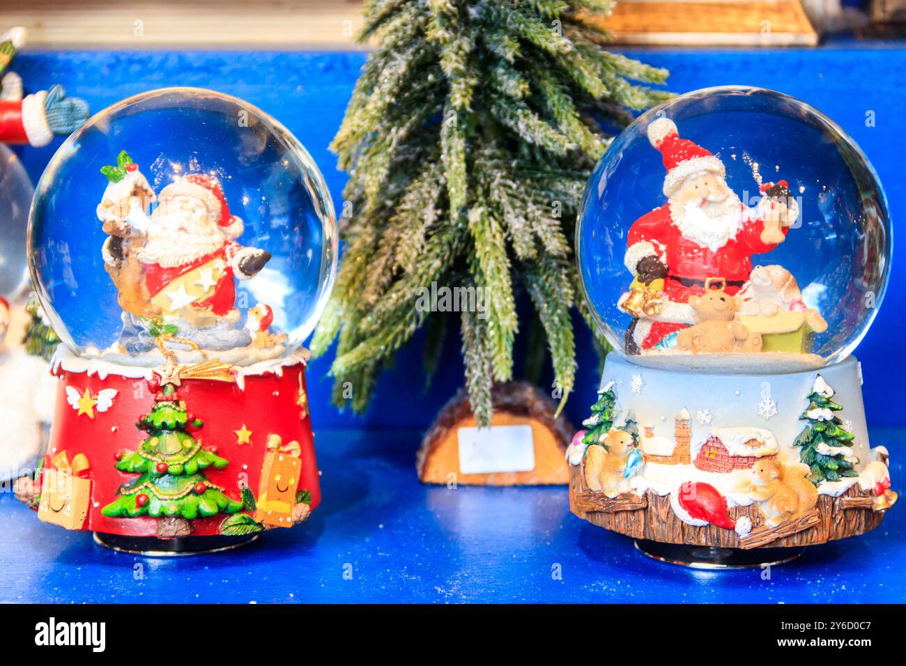 Deux beaux globes de neige avec le Père Noël à l'intérieur Banque D'Images