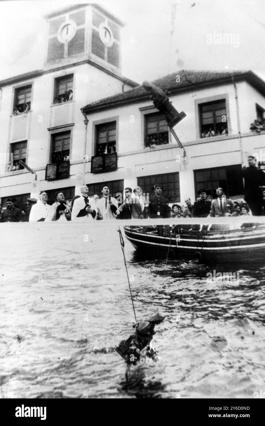 STATUES VIERGE DE BEGONA CÉRÉMONIE DE NAUFRAGE À BILBAO ; 23 SEPTEMBRE 1963 Banque D'Images