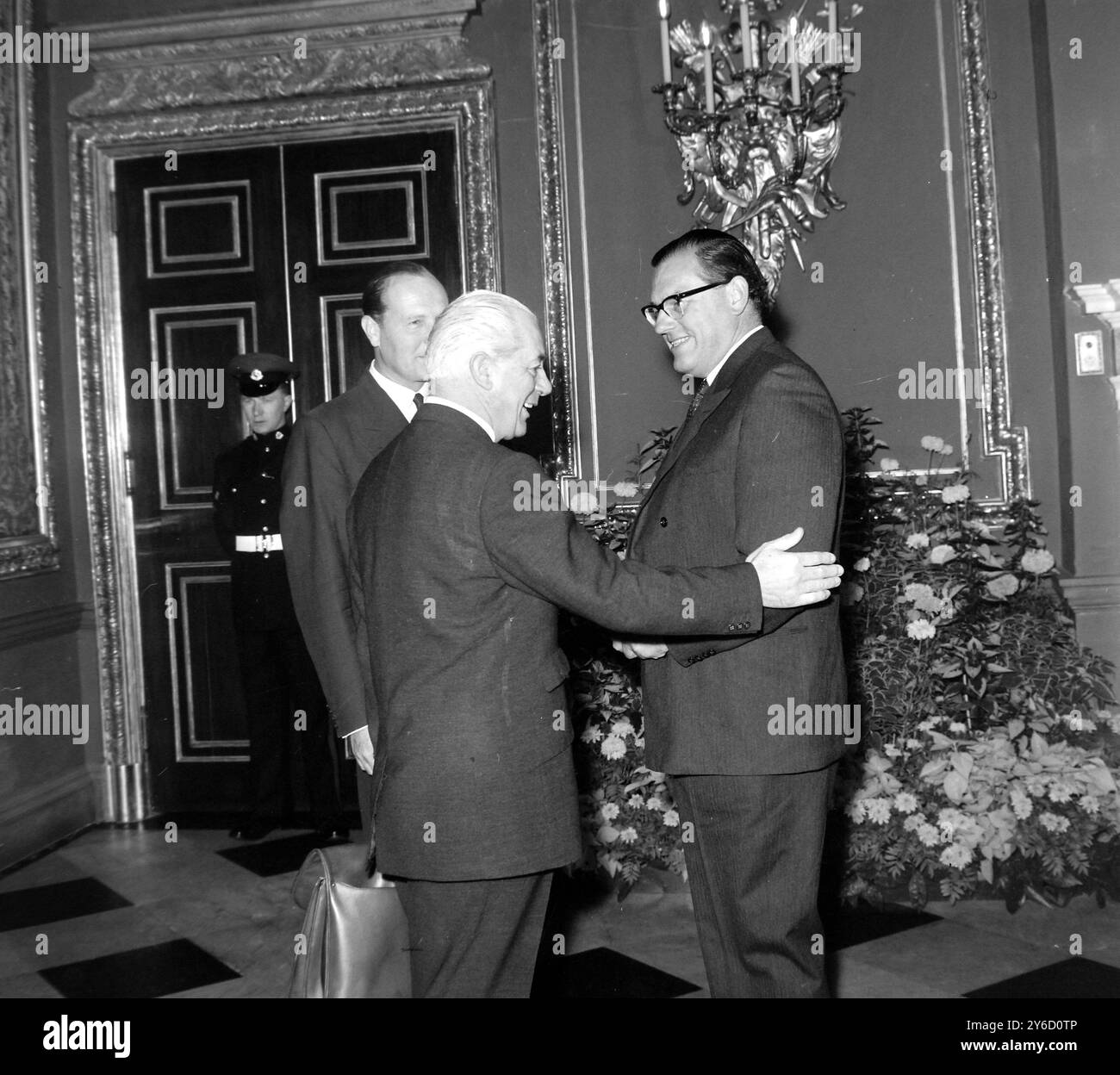 REGINALD MAUDLING AVEC FREDERICK ERROLL À LONDRES / ; 24 SEPTEMBRE 1963 Banque D'Images