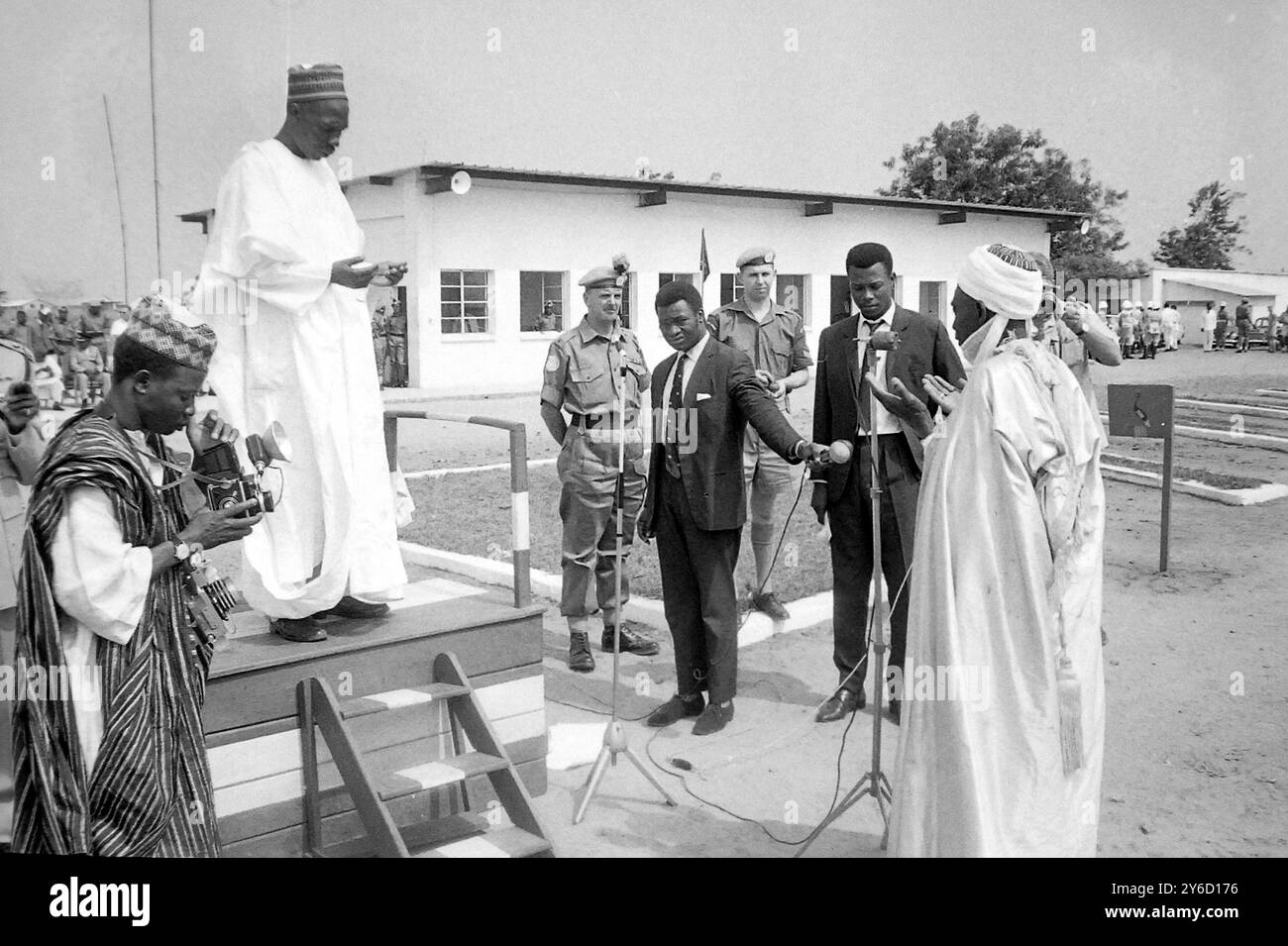 LE PREMIER MINISTRE NIGÉRIAN ABUBAKAR TAFAWA BALEWA A A T AVEC JOSPEH KASAVUBU À LEOPOLDVILLE PRIANT À LA REVUE DES TROUPES / ; 18 SEPTEMBRE 1963 Banque D'Images