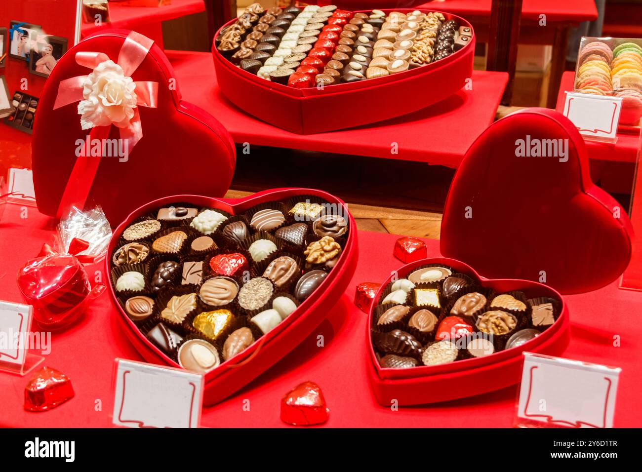 Boîtes en forme de coeur de bonbons au chocolat. Concept de la Saint-Valentin Banque D'Images