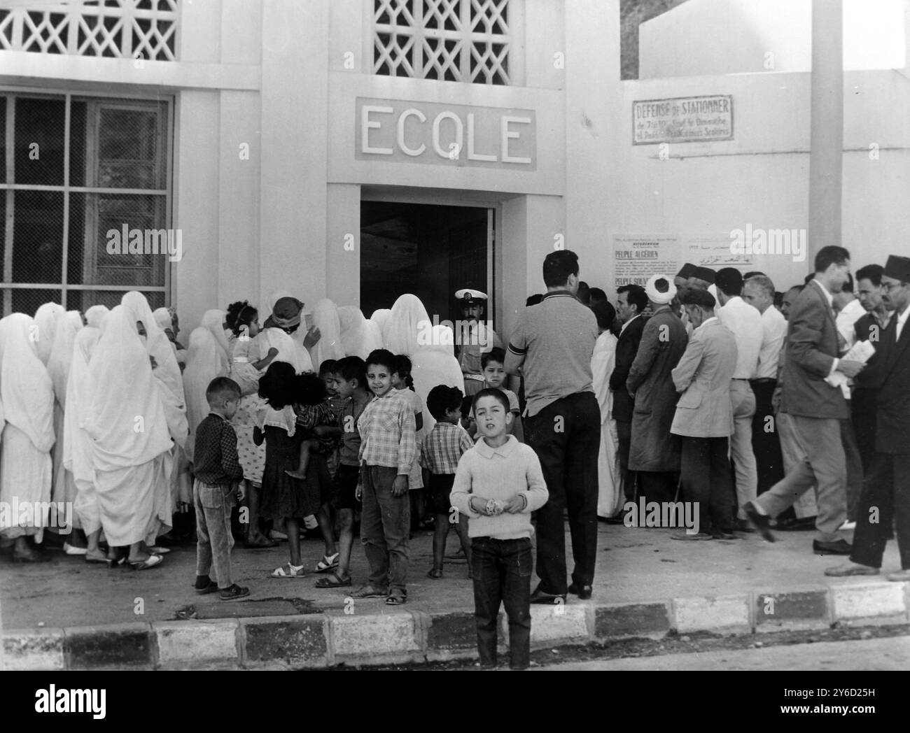 ELECTIONS LES ENFANTS QUITTENT L'ÉCOLE ALORS QUE LES ADULTES VOTENT À ALGER ; 10 SEPTEMBRE 1963 Banque D'Images