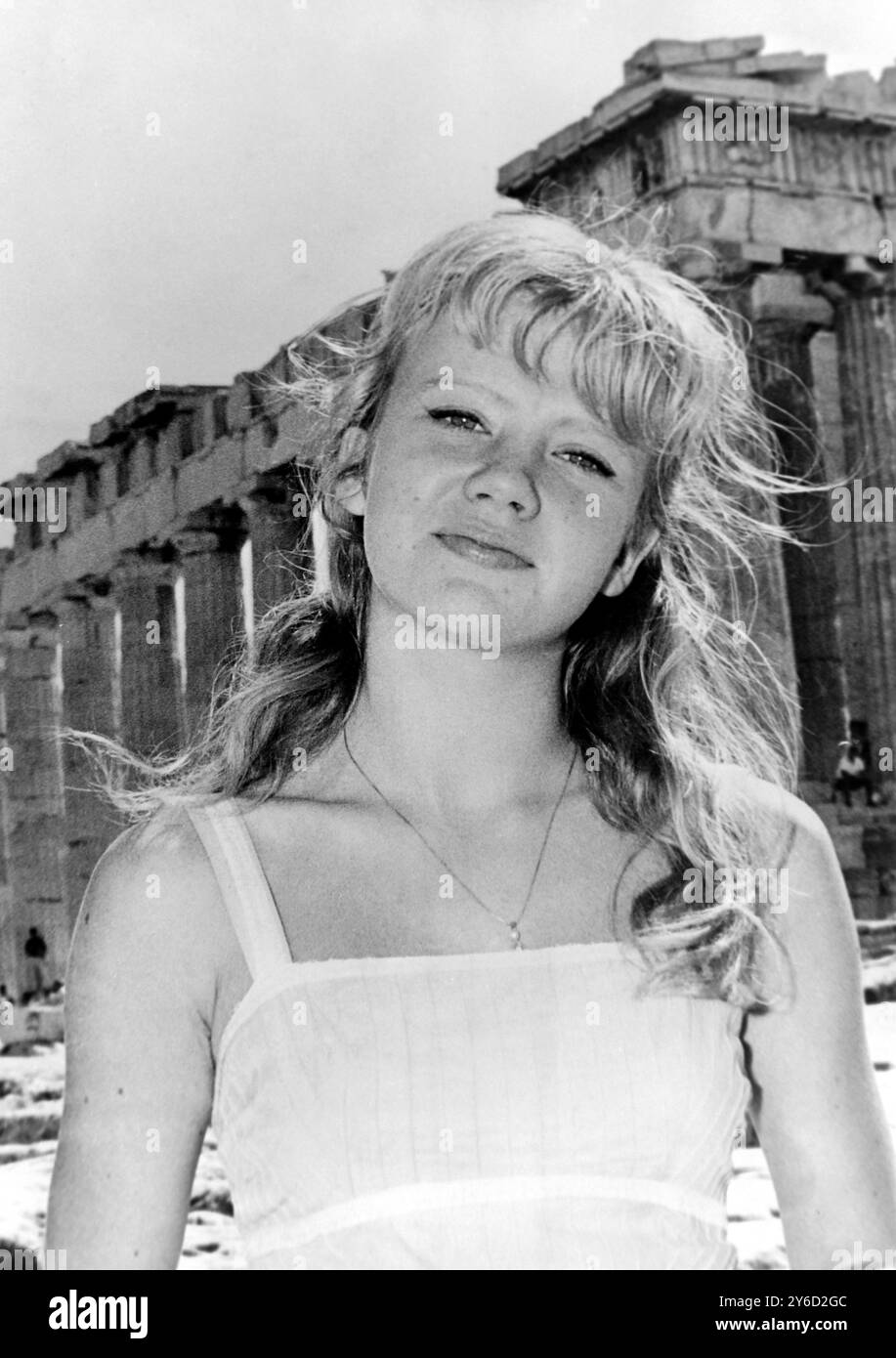 6 SEPTEMBRE 1963 HAYLEY MILLS VISITE TOURISTIQUE À L'ACROPOLE D'ATHÈNES, GRÈCE. Banque D'Images