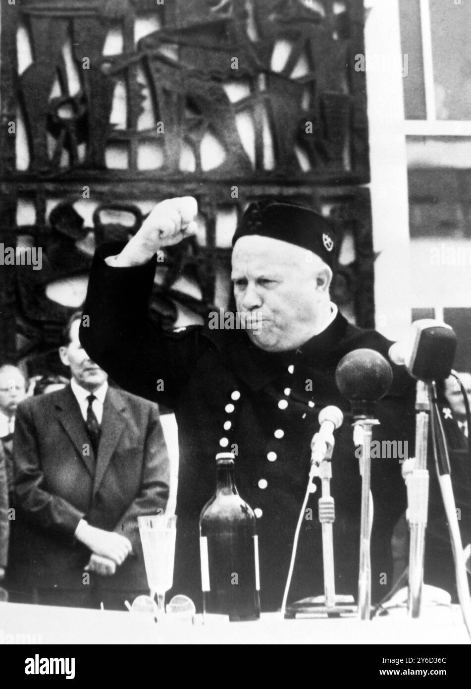 30 AOÛT 1963 LE PREMIER MINISTRE SOVIÉTIQUE NIKITA KHROUCHTCHEV EN UNIFORME DE MINEUR LORS D'UN DISCOURS À VELENJE, YOUGOSLAVIE. Banque D'Images