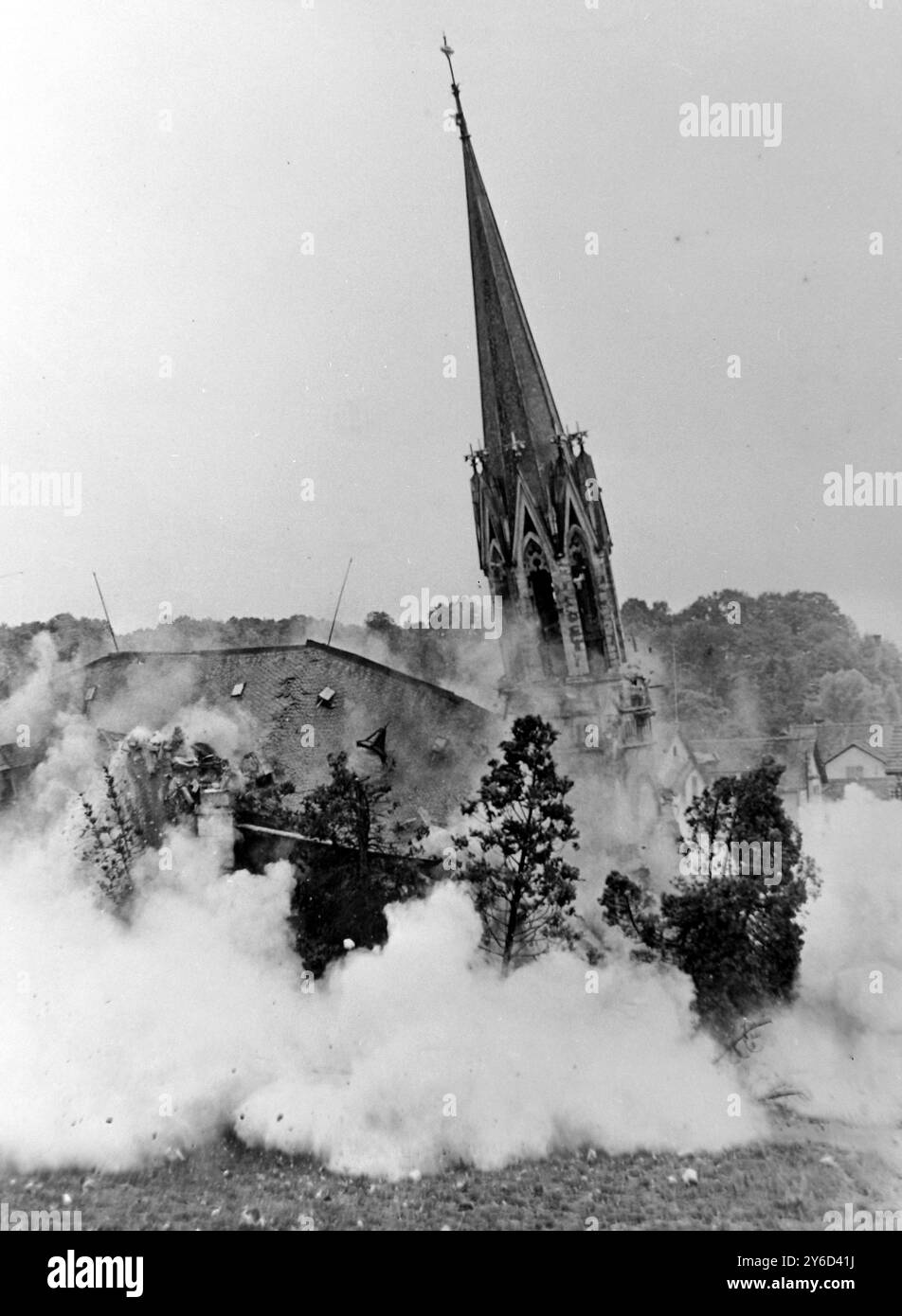 ÉGLISE ANCIENNE ÉGLISE RC QUI A ÉTÉ DÉMOLIE À USTER, SUISSE ; 26 AOÛT 1963 Banque D'Images