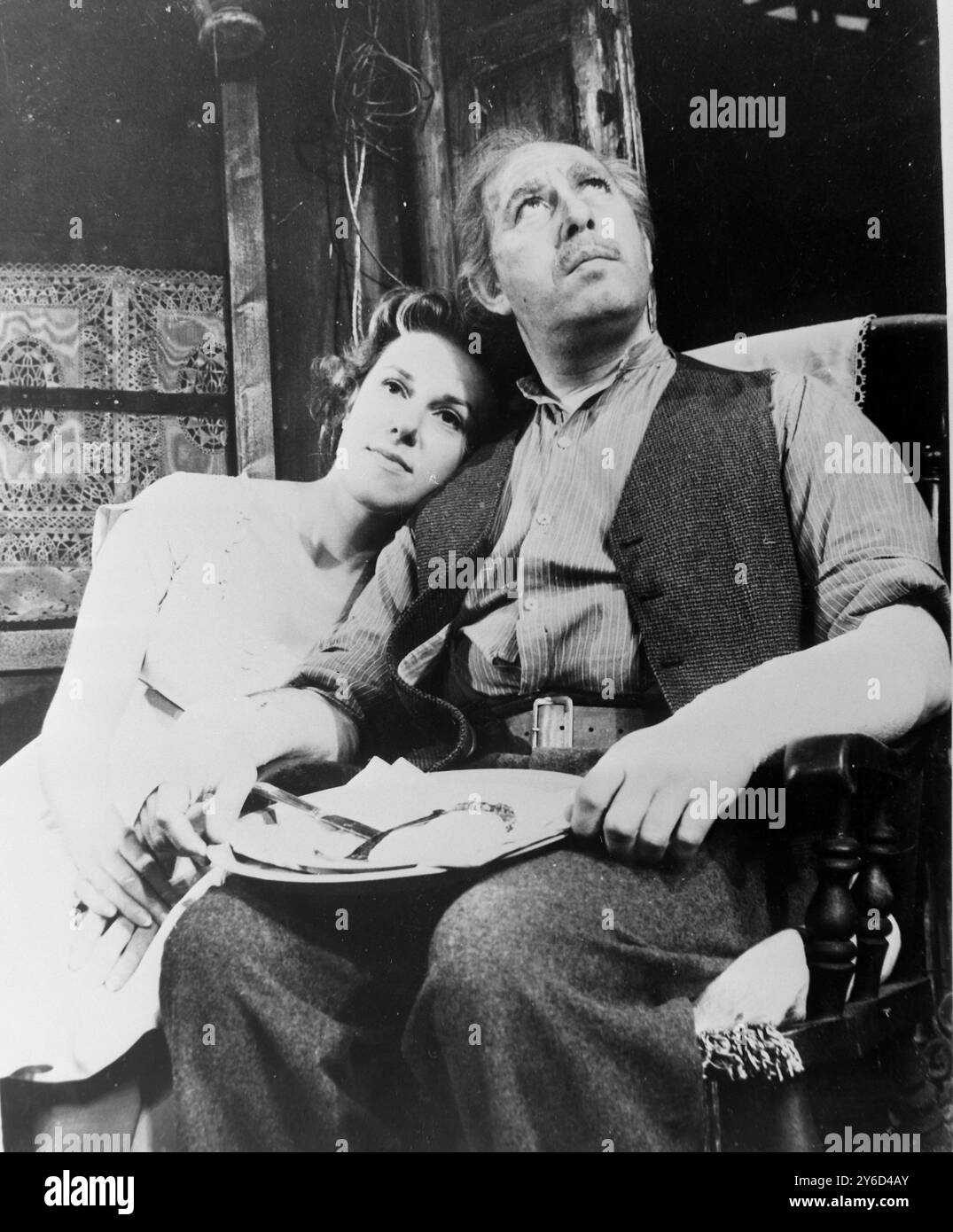 JUNE JAGO ET ALFRED MARQUENT LE TOURNAGE DE LA JOUE NON RASÉE À ÉDIMBOURG, ÉCOSSE / ; 21 AOÛT 1963 Banque D'Images