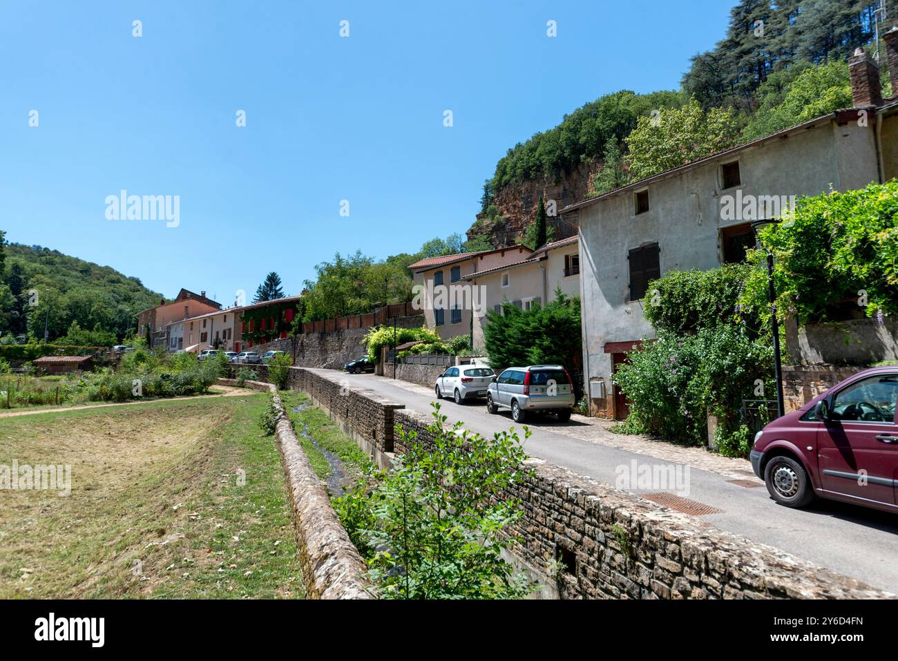 Curis-au-Mont-d'Or : vue sur le village sur la rive ouest de la Saône, face à Neuville-sur-Saône Banque D'Images