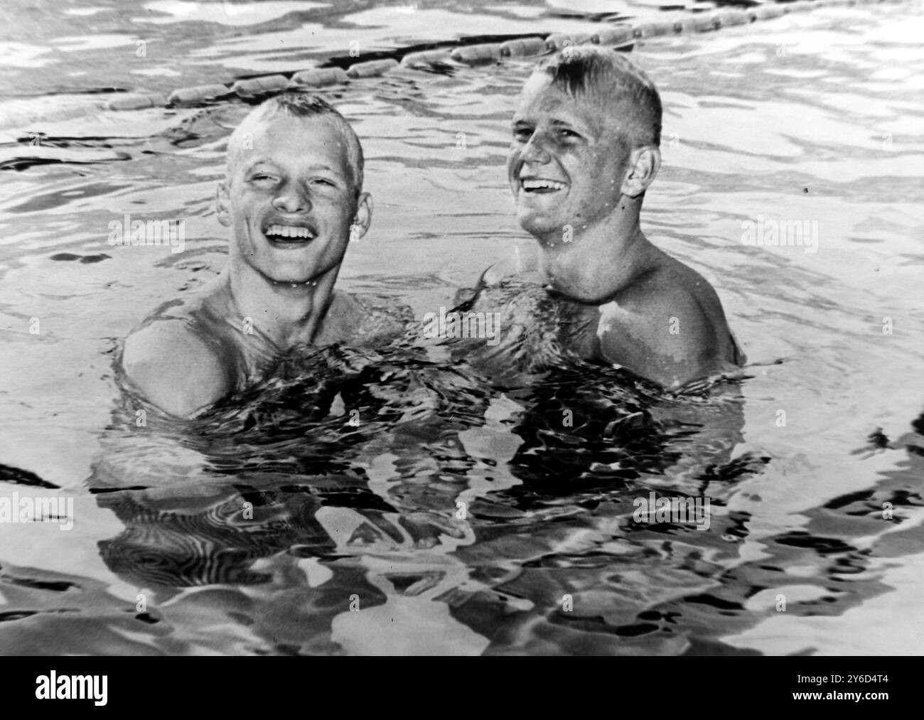 NATATION ROY SAARI ET DON SCHOLANDER À L'UNION ATHLÉTIQUE AMATEUR DE CHICAGO ; 13 AOÛT 1963 Banque D'Images