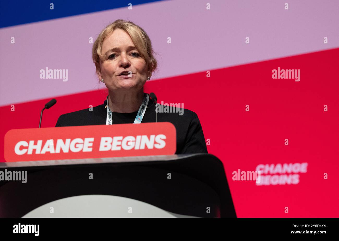 Liverpool, Royaume-Uni. 25 septembre 2024. Sharon Graham Unite donne un discours passionné se terminant par un salut de pouvoir Liverpool UK photo : Garyroberts/worldwidefeatures.com crédit : GaryRobertsphotography/Alamy Live News Banque D'Images