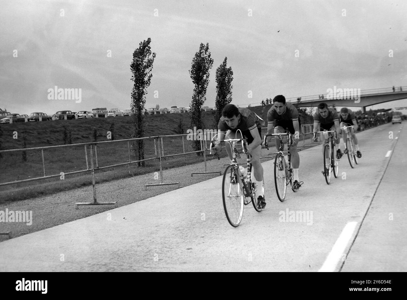 Carte Photo Vintage 1930 – Cycliste Belge Vanderstuyft Sur Piste