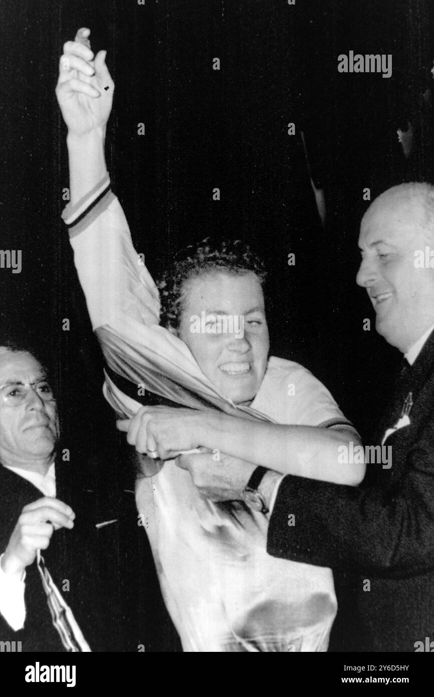 CYCLISME BERYL BUTON REÇOIT LE MAILLOT RAINBOW À ROCOURT BELGIQUE ; 5 AOÛT 1963 Banque D'Images
