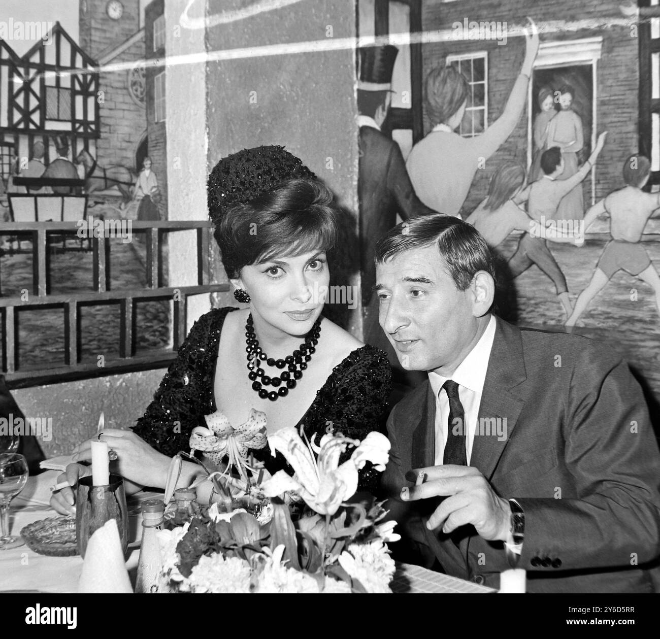 4 AOÛT 1963 GINA LOLLOBRIGIDA AVEC RENATO RASCEL AU RESTAURANT DOLCE VITA À SOHO, LONDRES, ANGLETERRE. Banque D'Images