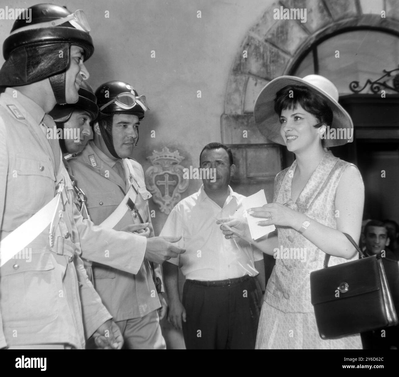 GINA LOLLOBRIGIDA G DONNE UNE PHOTO À UN POLICIER EN SICILE / ; 30 JUILLET 1963 Banque D'Images
