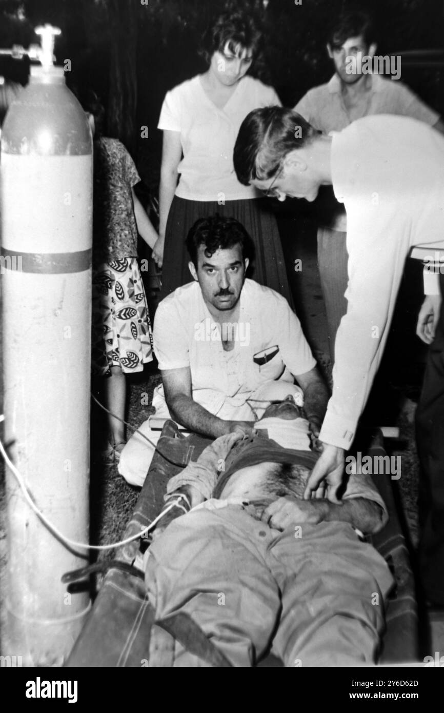 TRANSFUSION SANGUINE D'UN SURVIVANT D'UN SÉISME À SKOPJE, YOUGOSLAVIE ; 30 JUILLET 1963 Banque D'Images