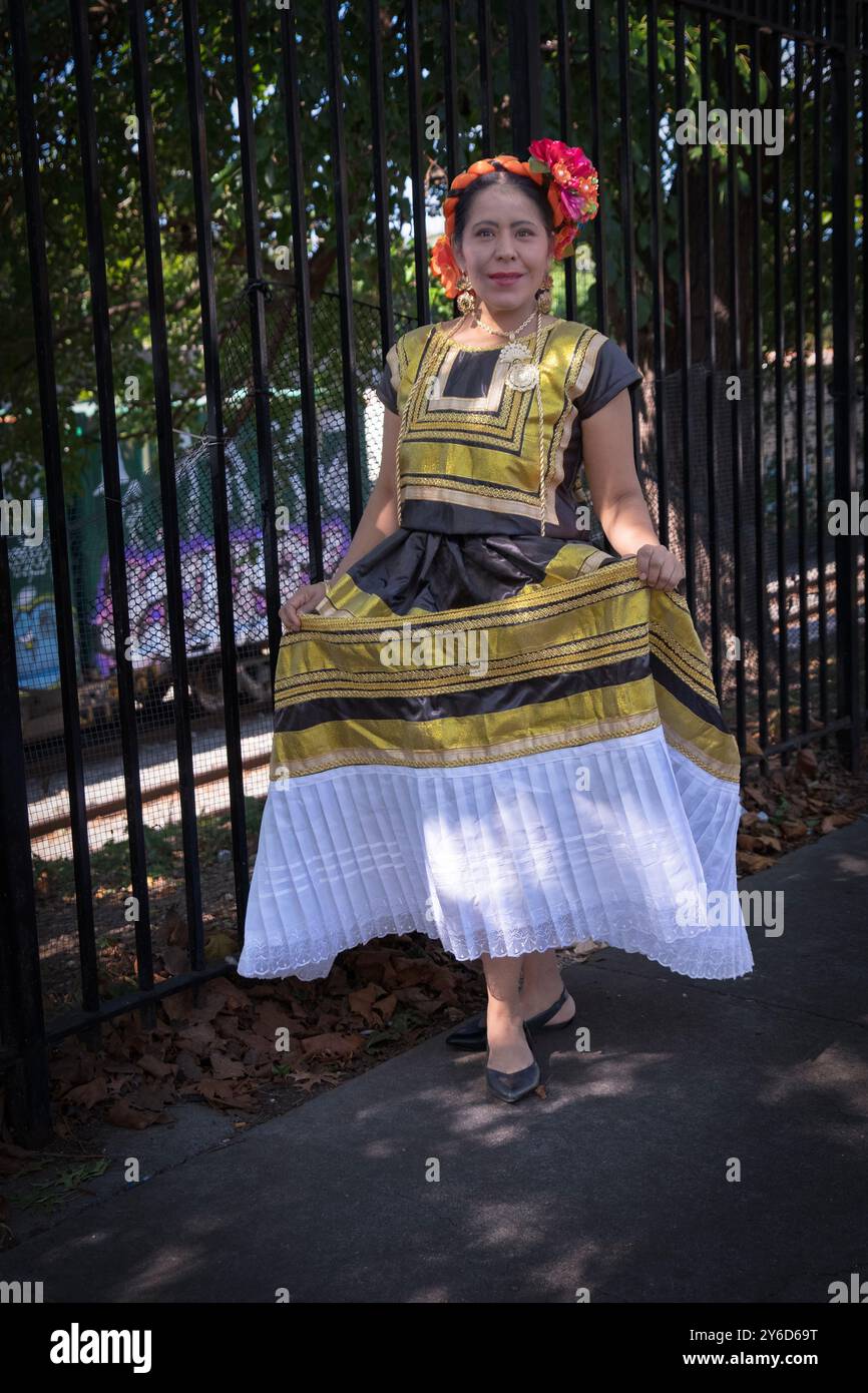 Une mexicaine vêtue de vêtements ethniques traditionnels pose avant le début de la parade du patrimoine hispanique de 2024 à Jackson Heights, Queens, New York. Banque D'Images