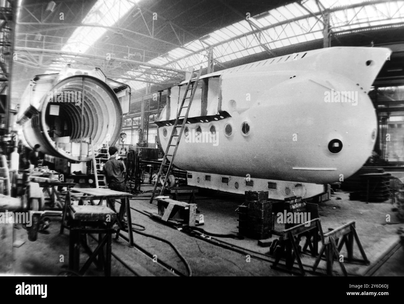 JACQUES PICCARD AVEC SOUS-MARIN TOURISTIQUE EN CONSTRUCTION EN SUISSE / ; 27 JUILLET 1963 Banque D'Images