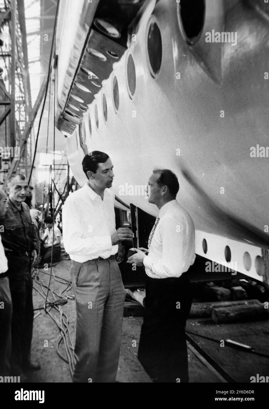 27 JUILLET 1963 JACQUES PICCARD, FILS DU CÉLÈBRE EXPLORATEUR AUGUSTE PICCARD, AVEC LE PREMIER SOUS-MARIN TOURISTIQUE DU MONDE QU'IL APPELLE LE MESOSCAPH QUI EST EN CONSTRUCTION DANS L'USINE GIOVANOLA, MONTHEY, SUISSE. Banque D'Images