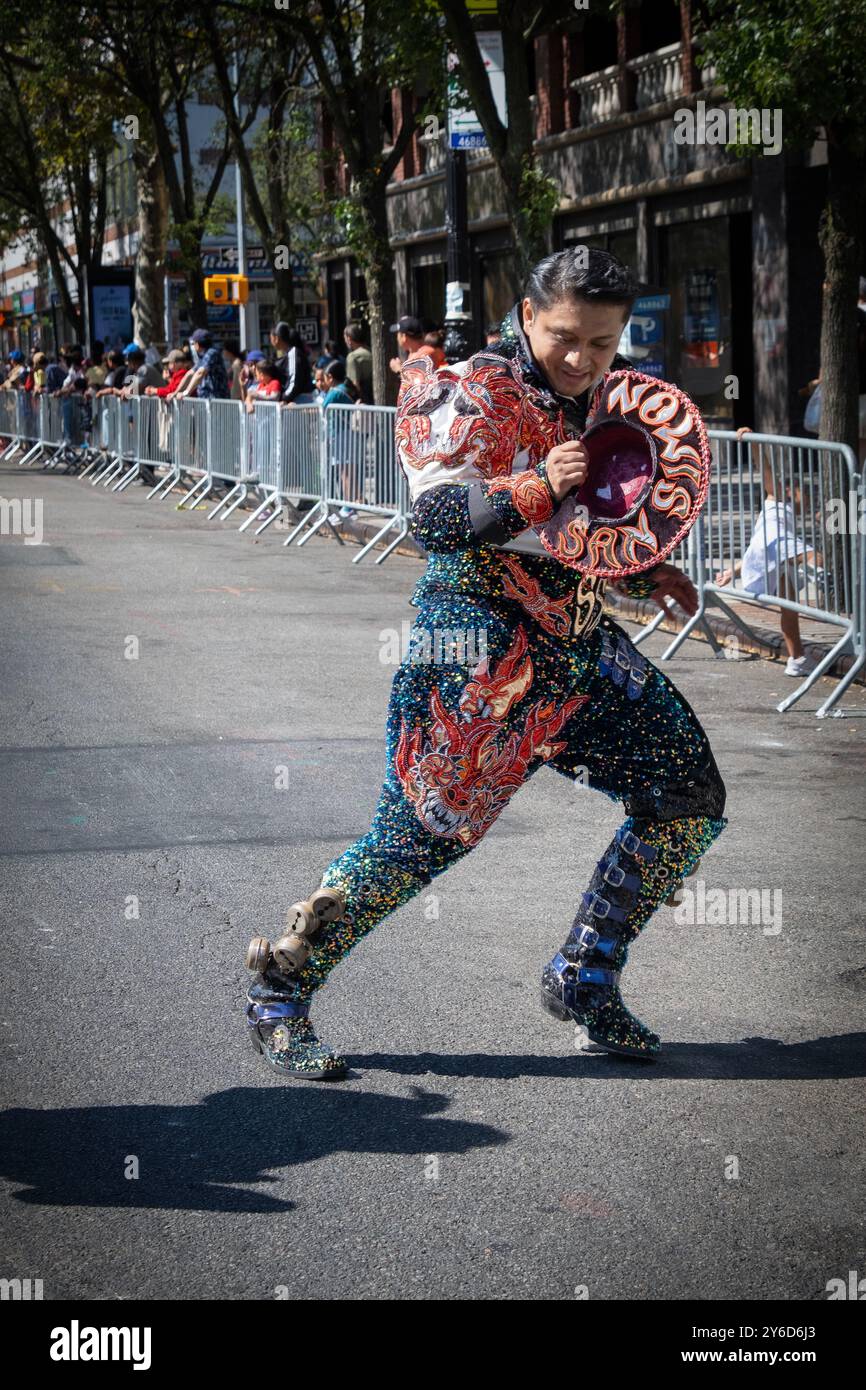 Danseur masculin de la troupe bolivienne San Simon. À la Hispanic Heritage Parade à Jackson Heights, Queens, New York. Banque D'Images