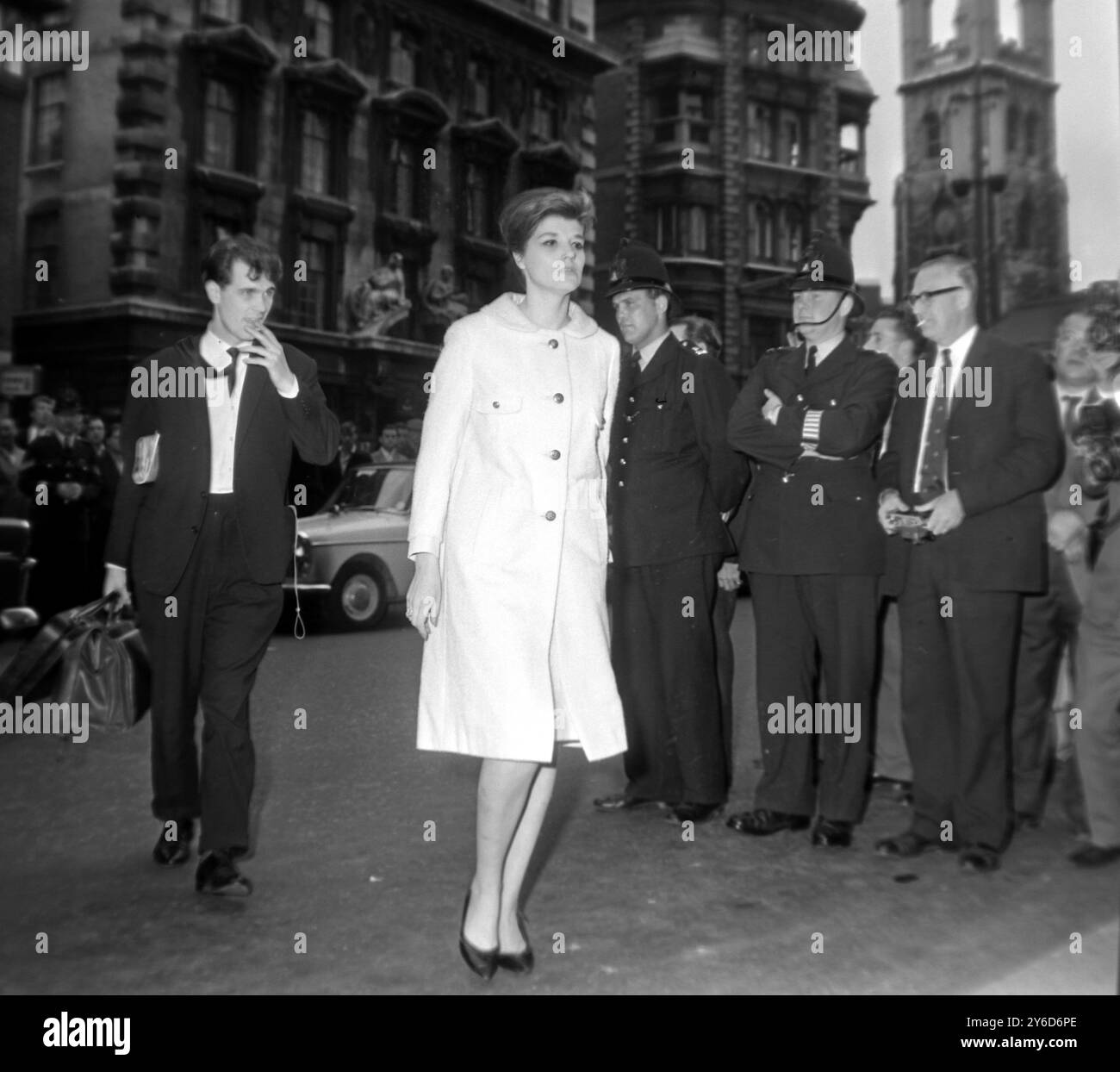 MARGARET RONNA RICARDO ADMET QU'ELLE A MENTI LORS DE L'AUDIENCE DE LA COUR À LONDRES ; 24 JUILLET 1963 Banque D'Images