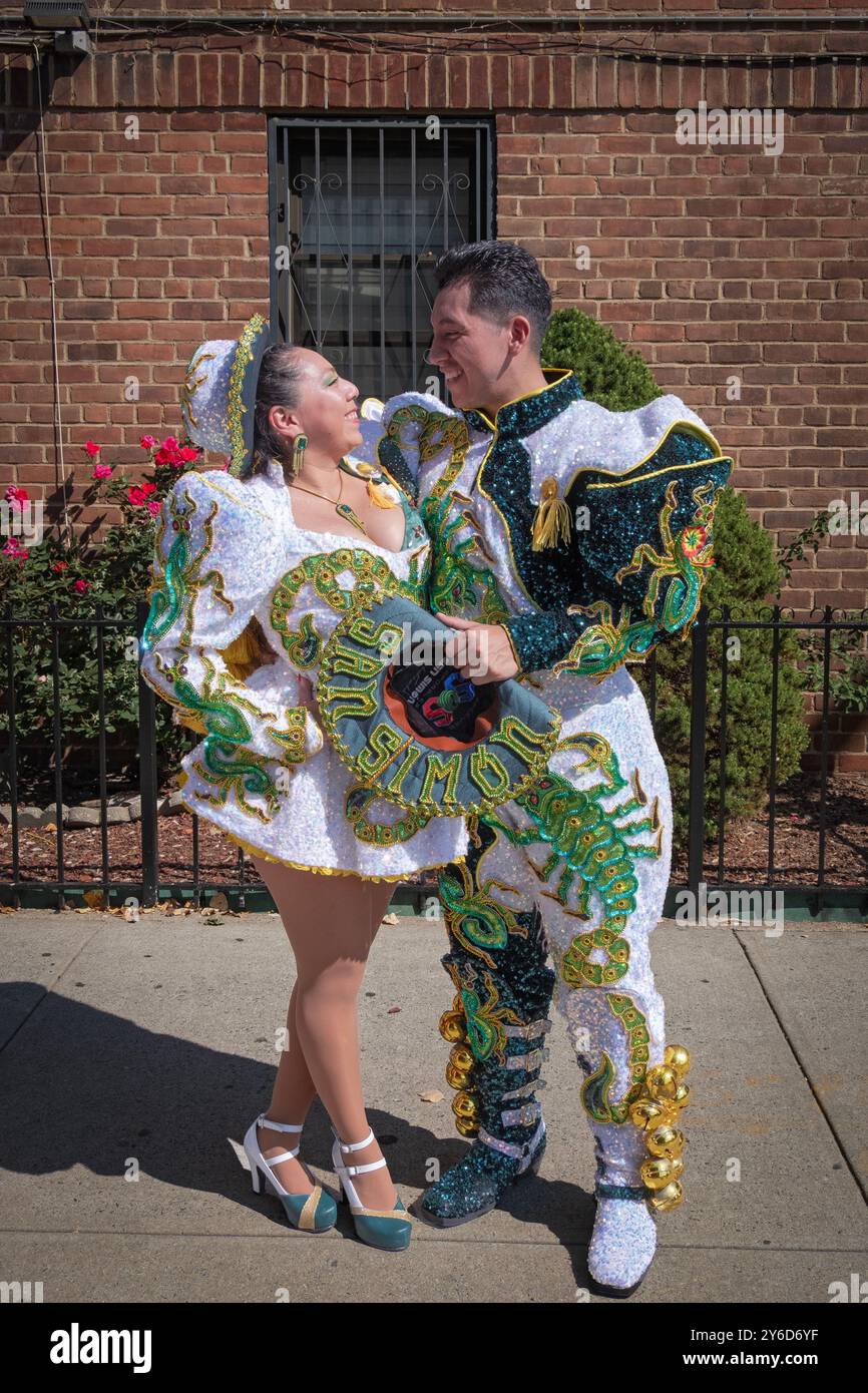 Un couple bolivien vêtu de grands costumes à la fin de la parade du jour du patrimoine hispanique 2024 à Jackson Heights, Queens, New York. Banque D'Images