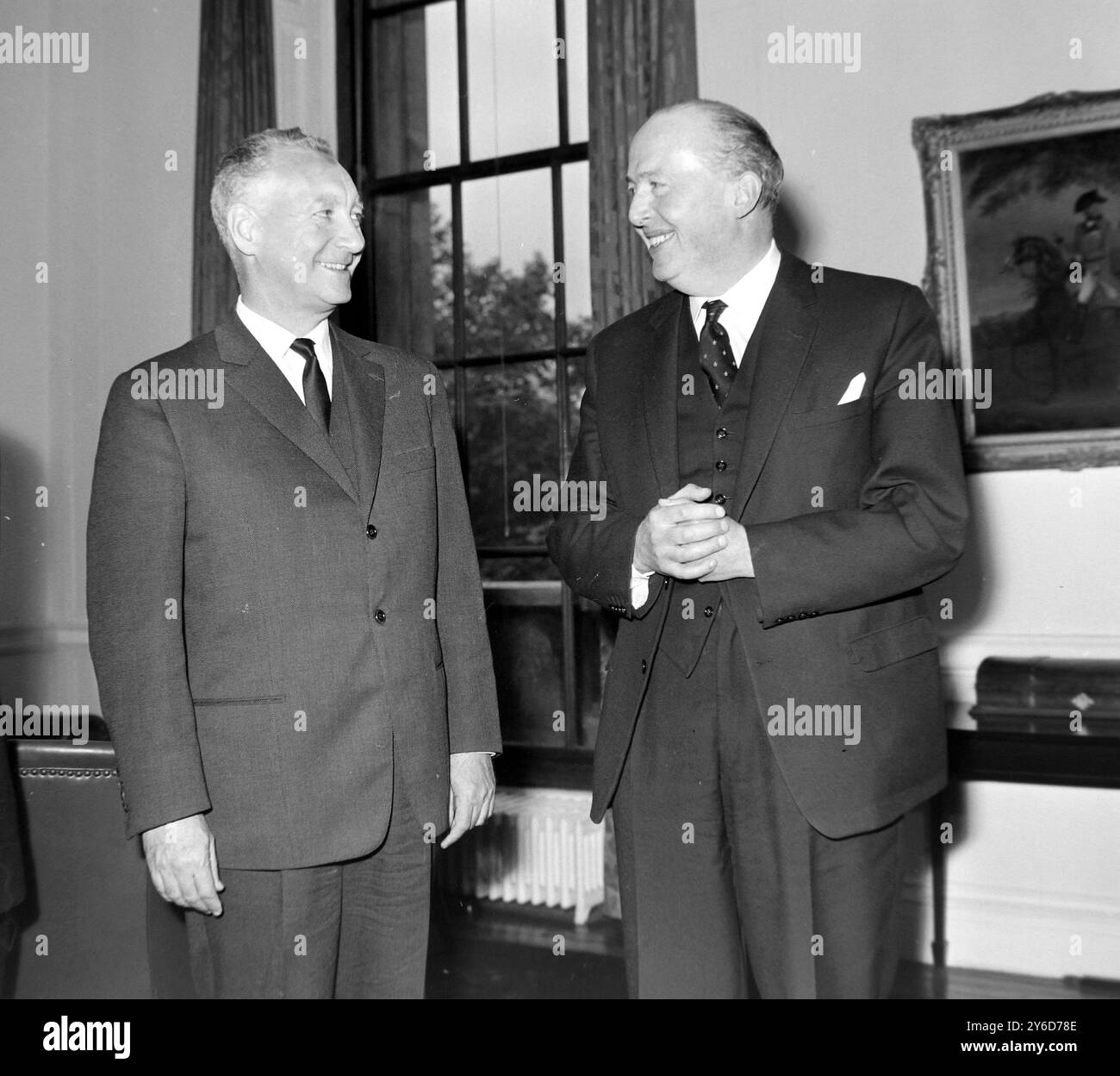 PETER THORNEYCROFT AVEC PIERRE MESSMER À LONDRES ; 18 JUILLET 1963 Banque D'Images