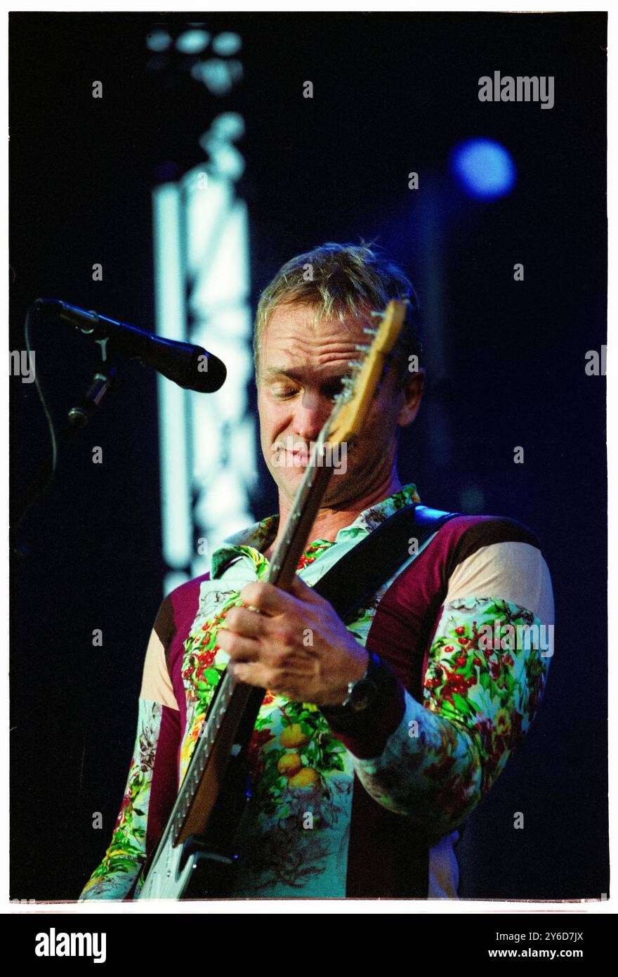 STING, ALL THIS TIME TOURNÉE, CONCERT, 2001 : le chanteur Sting jouant une guitare Fender en live lors de la tournée 'All This Time' Live Tour au château de Cardiff, pays de Galles, Royaume-Uni le 27 juillet 2001. Photo : Rob Watkins. INFO : Sting – né Gordon Sumner en 1951 à Wallsend – musicien et ancien leader de la police. Connu pour sa voix distinctive et son style de mélange de genres, il a exploré le rock, le jazz, le reggae et la musique classique dans sa carrière solo, créant des tubes comme Fields of Gold et Shape of My Heart. Banque D'Images