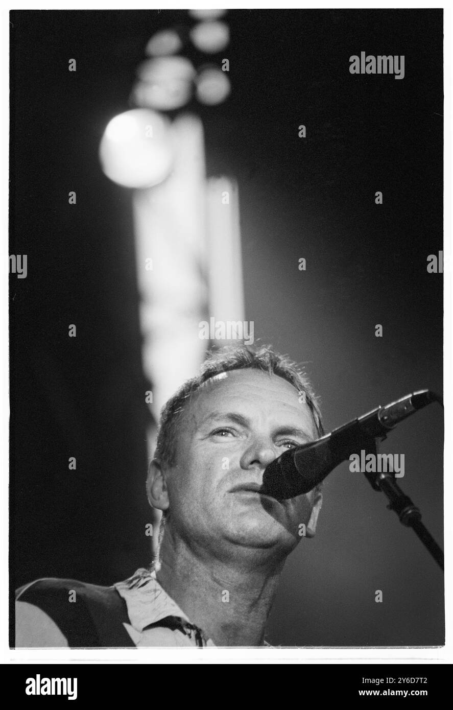 STING, ALL THIS TIME TOURNÉE, CONCERT, 2001 : L'auteur-compositeur-interprète Sting joue en direct sur la tournée 'All this time' Live Tour au château de Cardiff, au pays de Galles, au Royaume-Uni, le 27 juillet 2001. Photo : Rob Watkins. INFO : Sting – né Gordon Sumner en 1951 à Wallsend – musicien et ancien leader de la police. Connu pour sa voix distinctive et son style de mélange de genres, il a exploré le rock, le jazz, le reggae et la musique classique dans sa carrière solo, créant des tubes comme Fields of Gold et Shape of My Heart. Banque D'Images