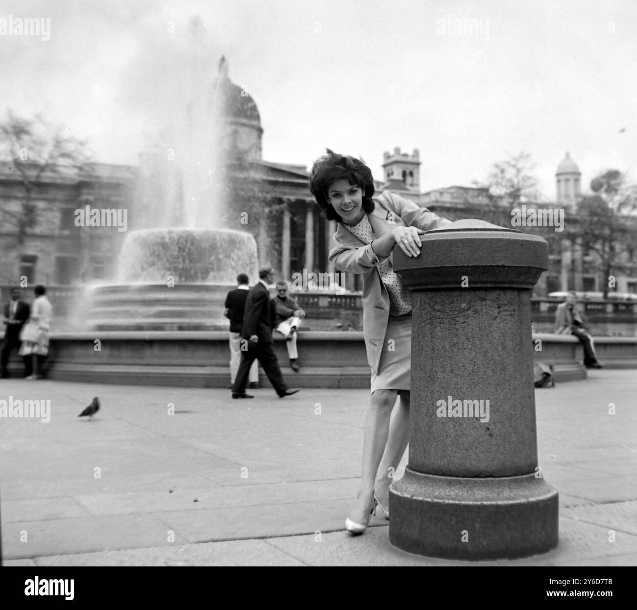 DANSEUSE ANGLAISE GLORIA PAUL À TRAFALGAR SQUARE À LONDRES / ; 12 JUILLET 1963 Banque D'Images
