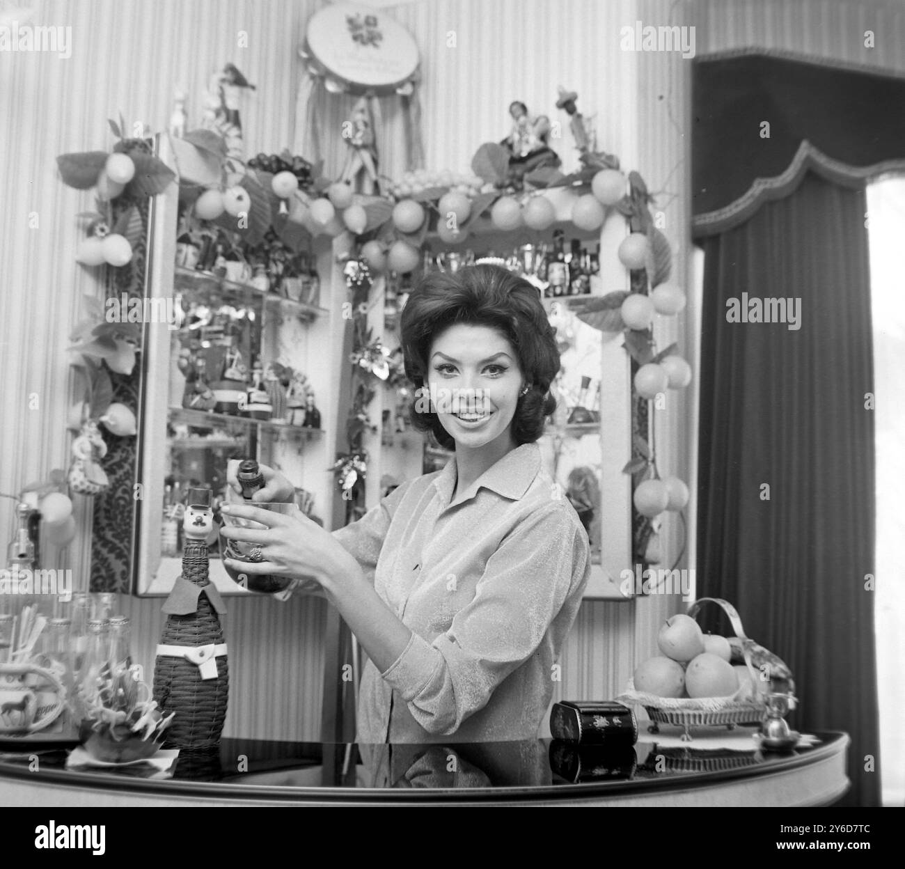 DANSEUSE ANGLAISE GLORIA PAUL CHEZ ELLE À ILFORD, ESSEX ; 12 JUILLET 1963 Banque D'Images