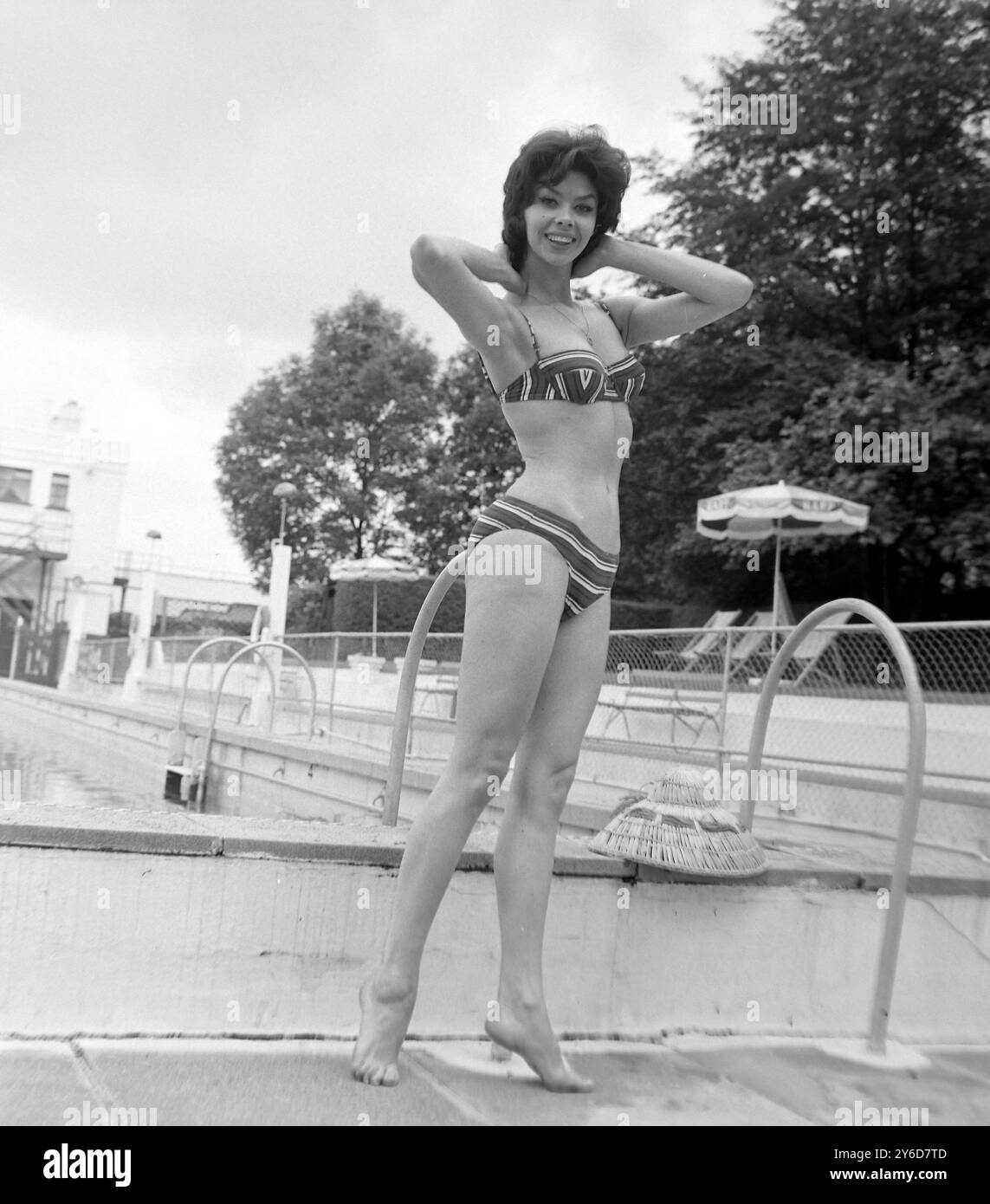 DANSEUSE ANGLAISE GLORIA PAUL CHEZ ELLE À ILFORD, ESSEX ; 12 JUILLET 1963 Banque D'Images
