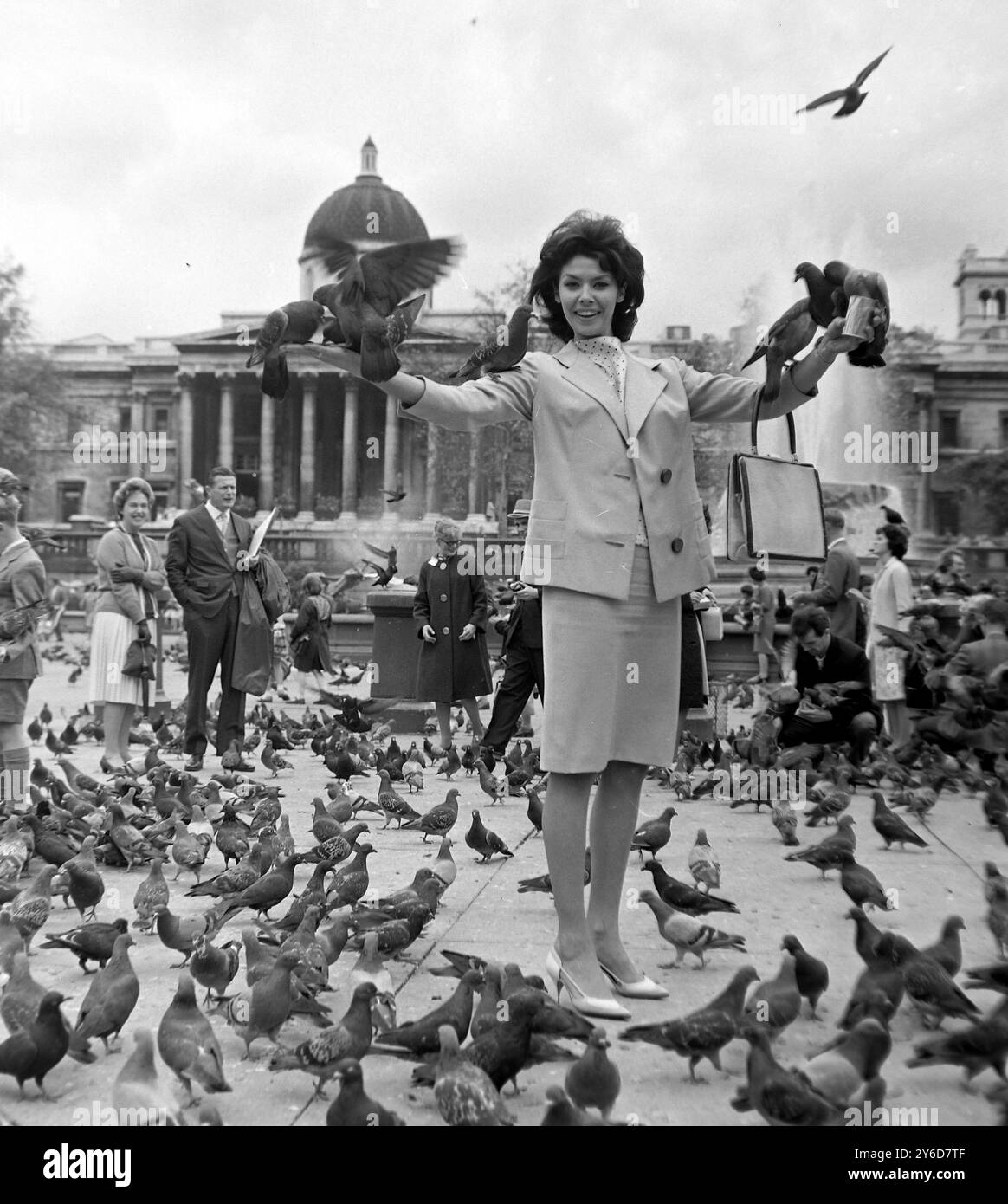 DANSEUSE ANGLAISE GLORIA PAUL À TRAFALGAR SQUARE À LONDRES ; 12 JUILLET 1963 Banque D'Images