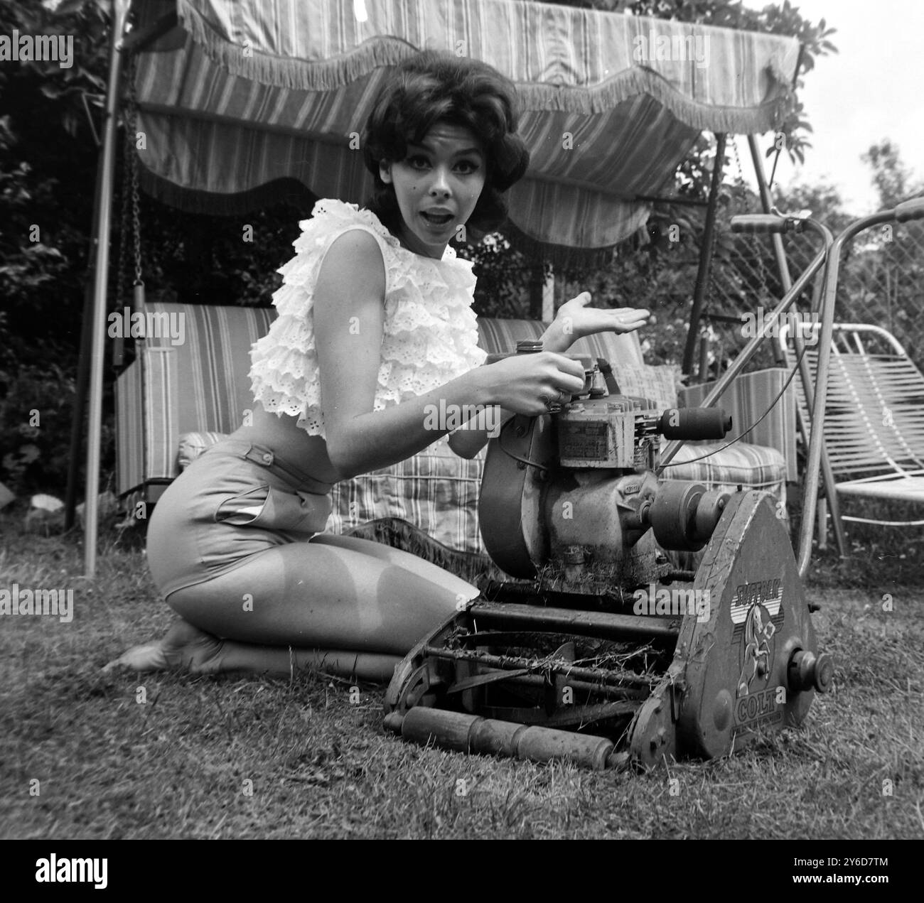 DANSEUSE ANGLAISE GLORIA PAUL CHEZ ELLE À ILFORD, ESSEX ; 12 JUILLET 1963 Banque D'Images