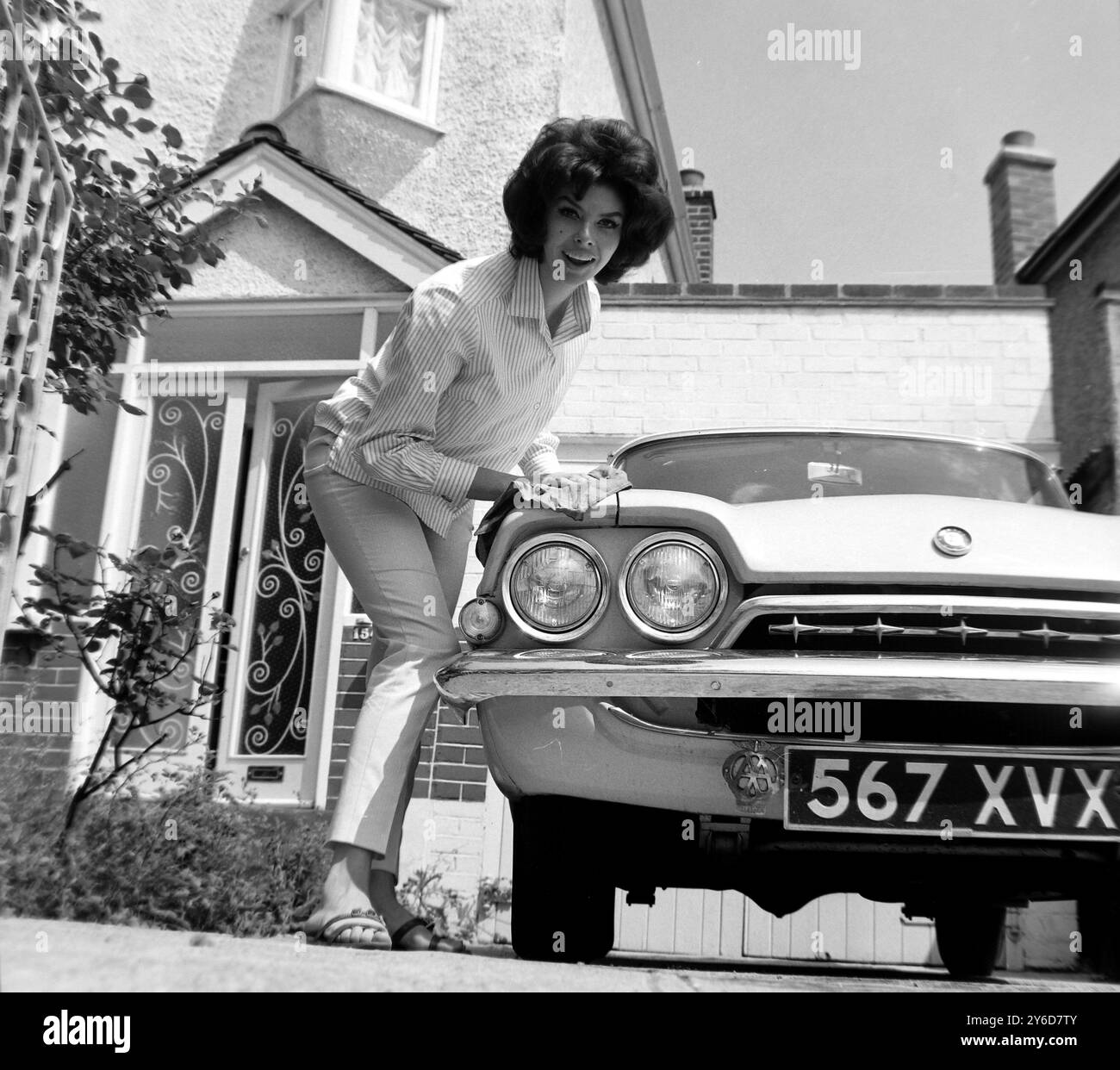DANSEUSE ANGLAISE GLORIA PAUL CHEZ ELLE À ILFORD, ESSEX ; 12 JUILLET 1963 Banque D'Images